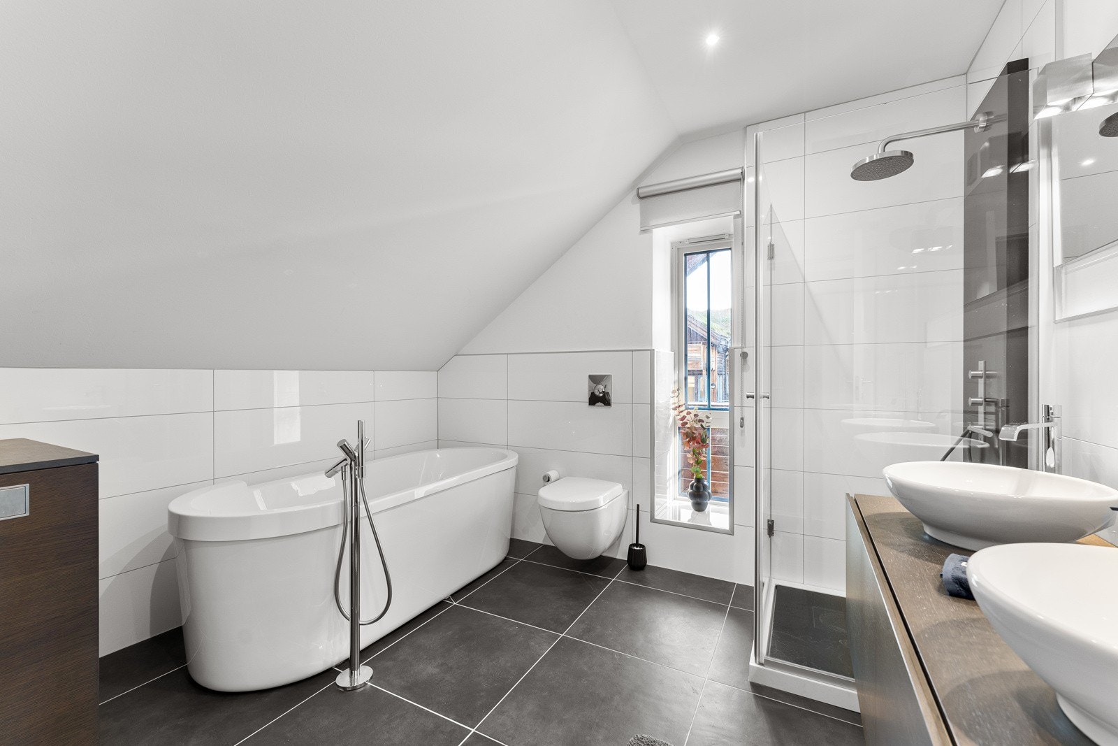 Badet er utstyrt med badekar Galleribilde