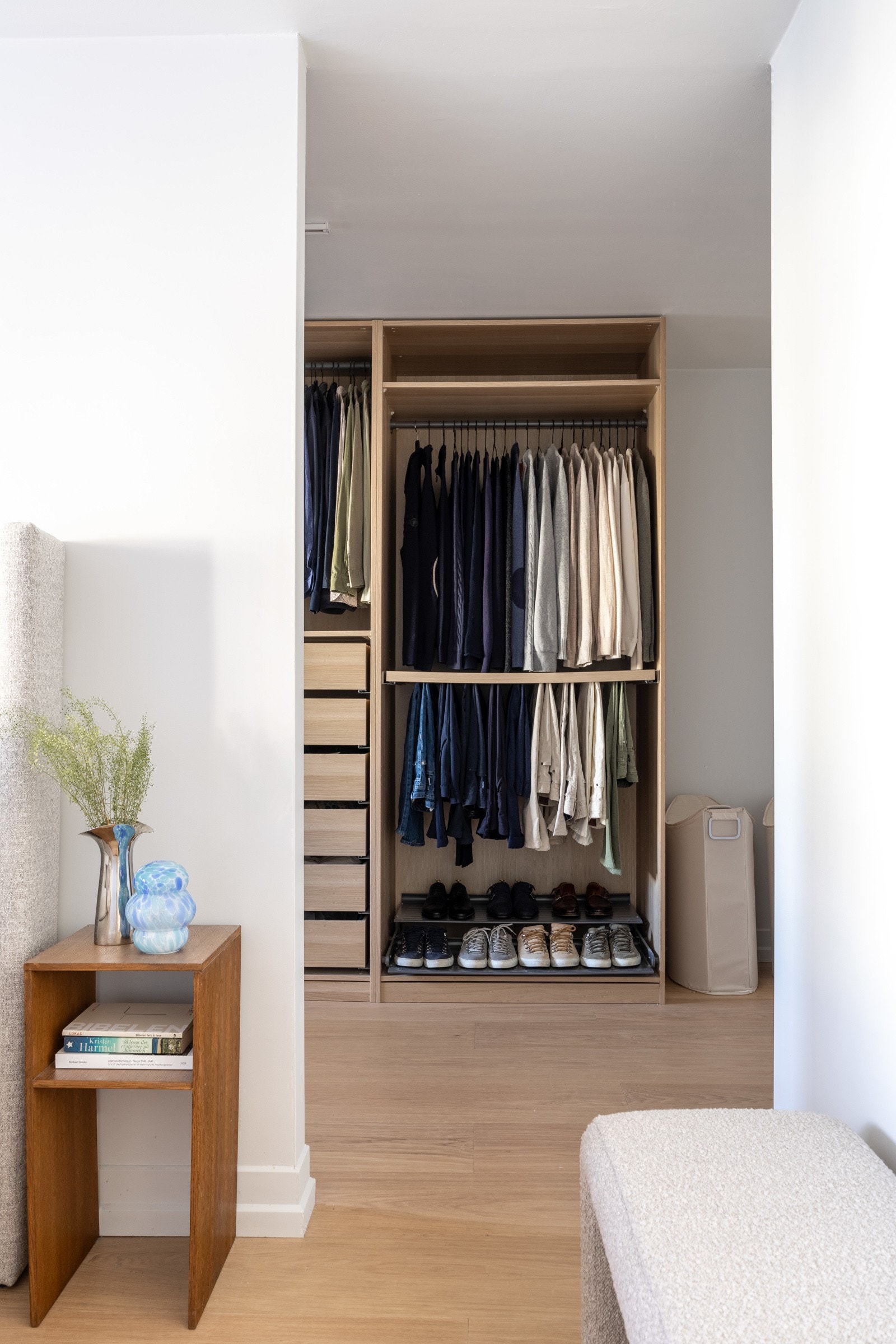 Praktisk omkledningsrom med stor garderobe. Galleribilde