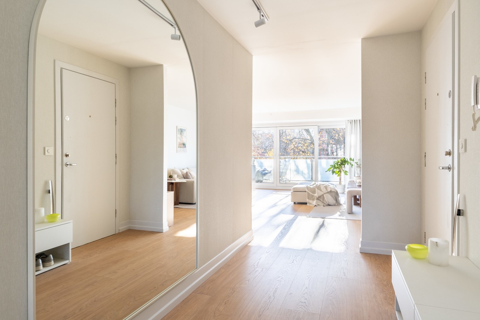 Her blir du ønsket velkommen inn i en lys og romslig entré. Galleribilde