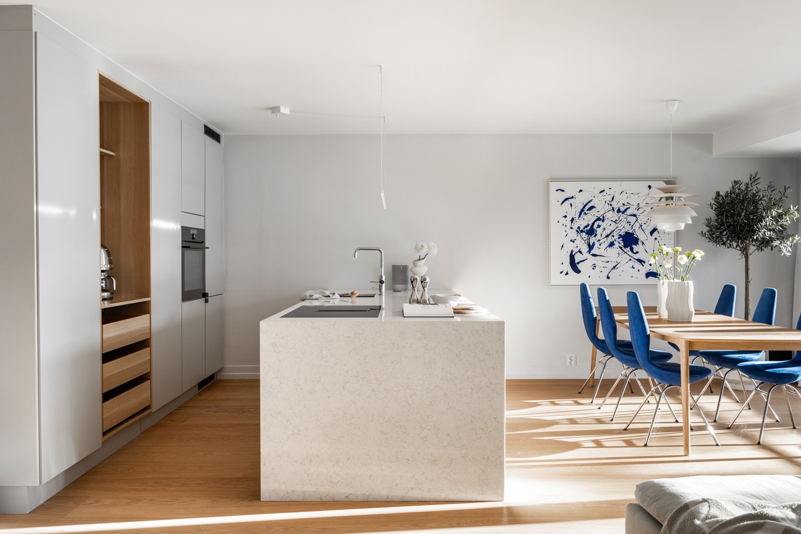 Lekker 3(4)-roms med moderne standard fra 2022/23, to uteplasser og garasjeplass. Galleribilde