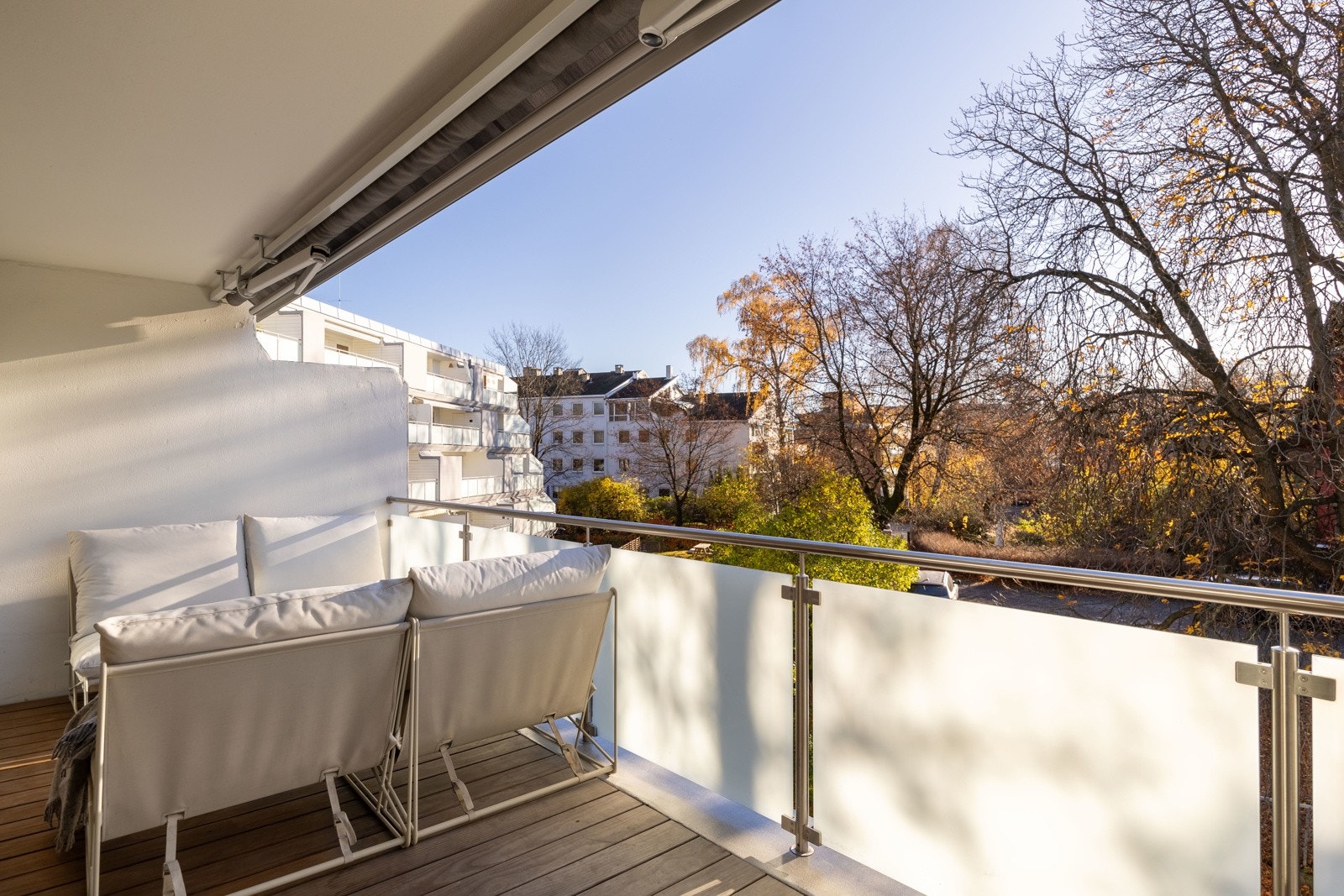 Utgang fra stue/kjøkken til sørvendt terrasse. Galleribilde