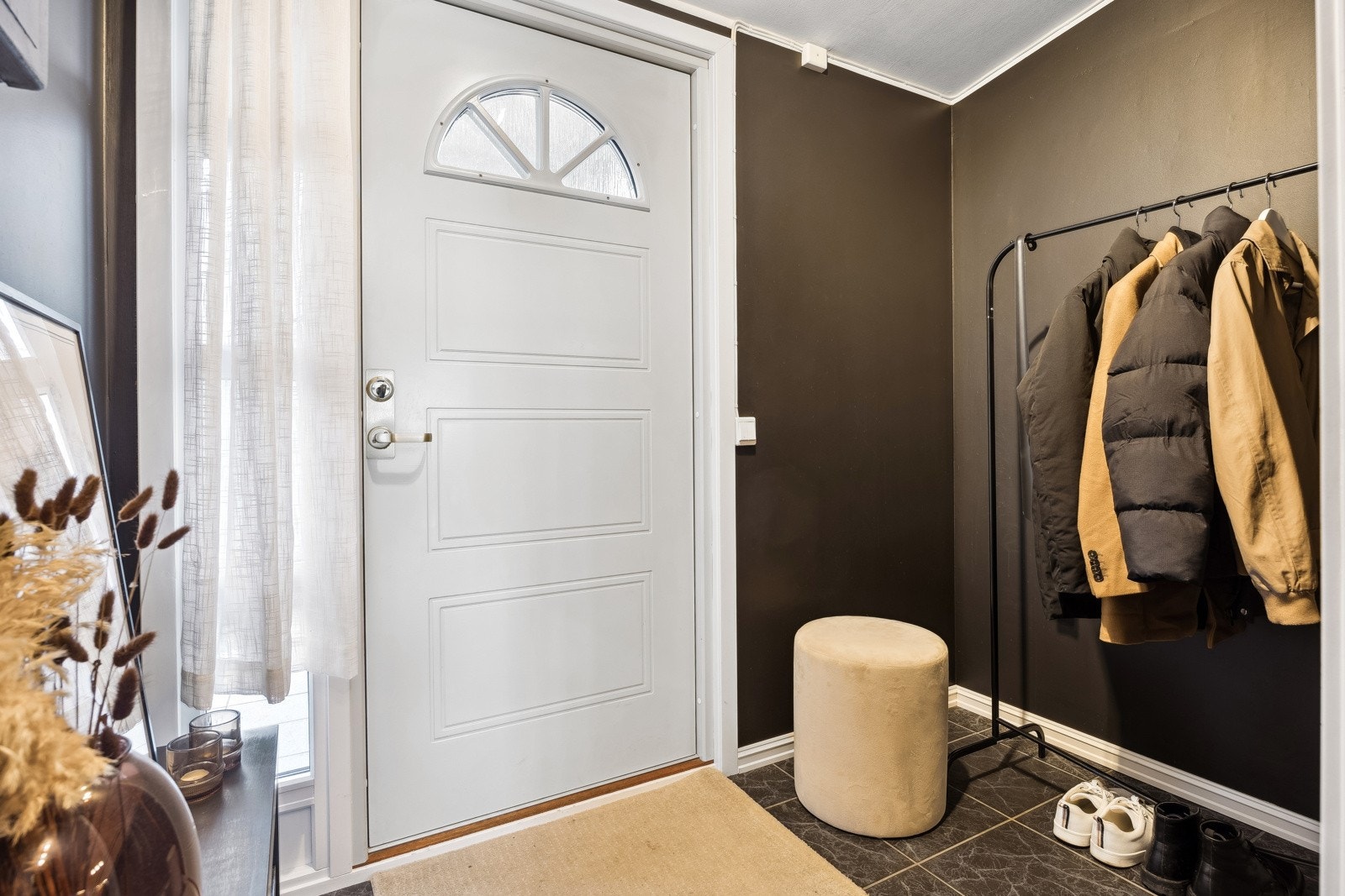 Entréen gir et godt førsteinntrykk av leiligheten. Nymalt i 2023. Galleribilde