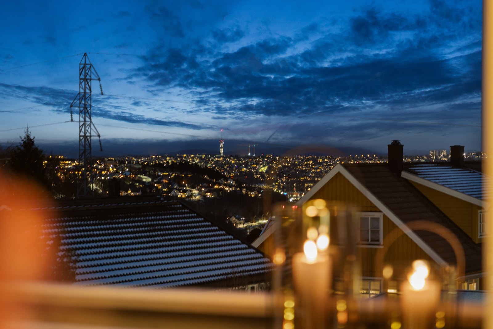 Fantastisk utsikt mot byen fra leilighetens balkong med utgang fra stuen. Galleribilde