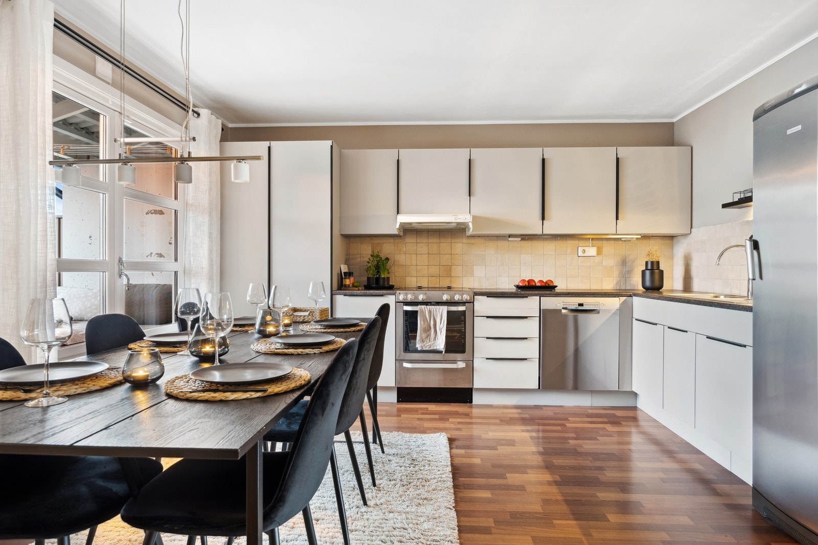 Fra boligen er det gangavstand til flere spisesteder som tilbyr take-away. Galleribilde