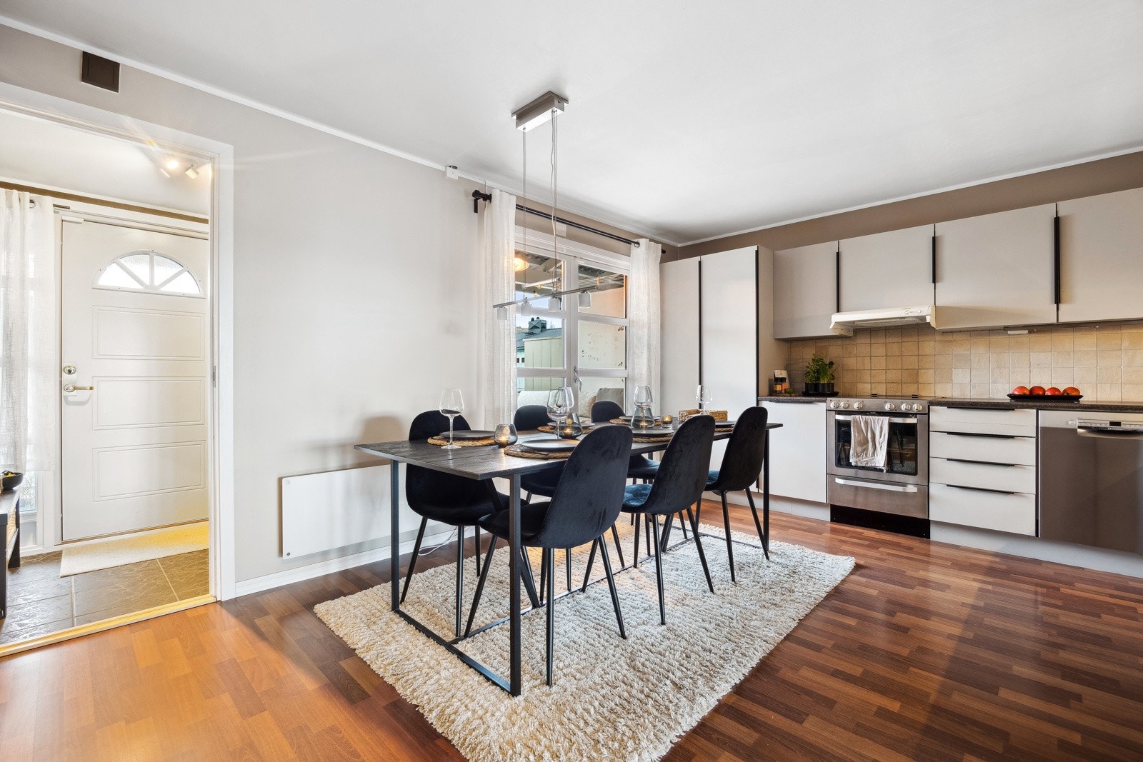 Det store kjøkkenet gir god plass til et spisebord. Galleribilde