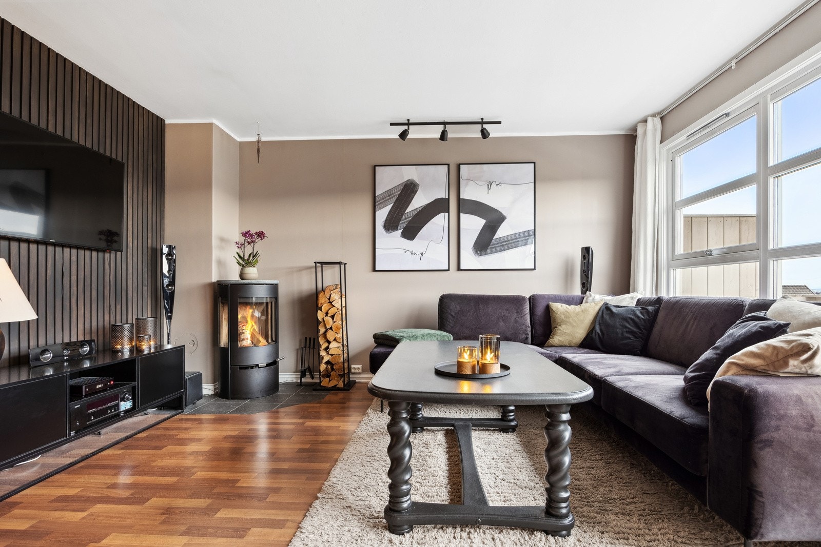 Stuen får rikelig med dagslys fra de store vindusflatene. Taklampene er nylig montert. Galleribilde