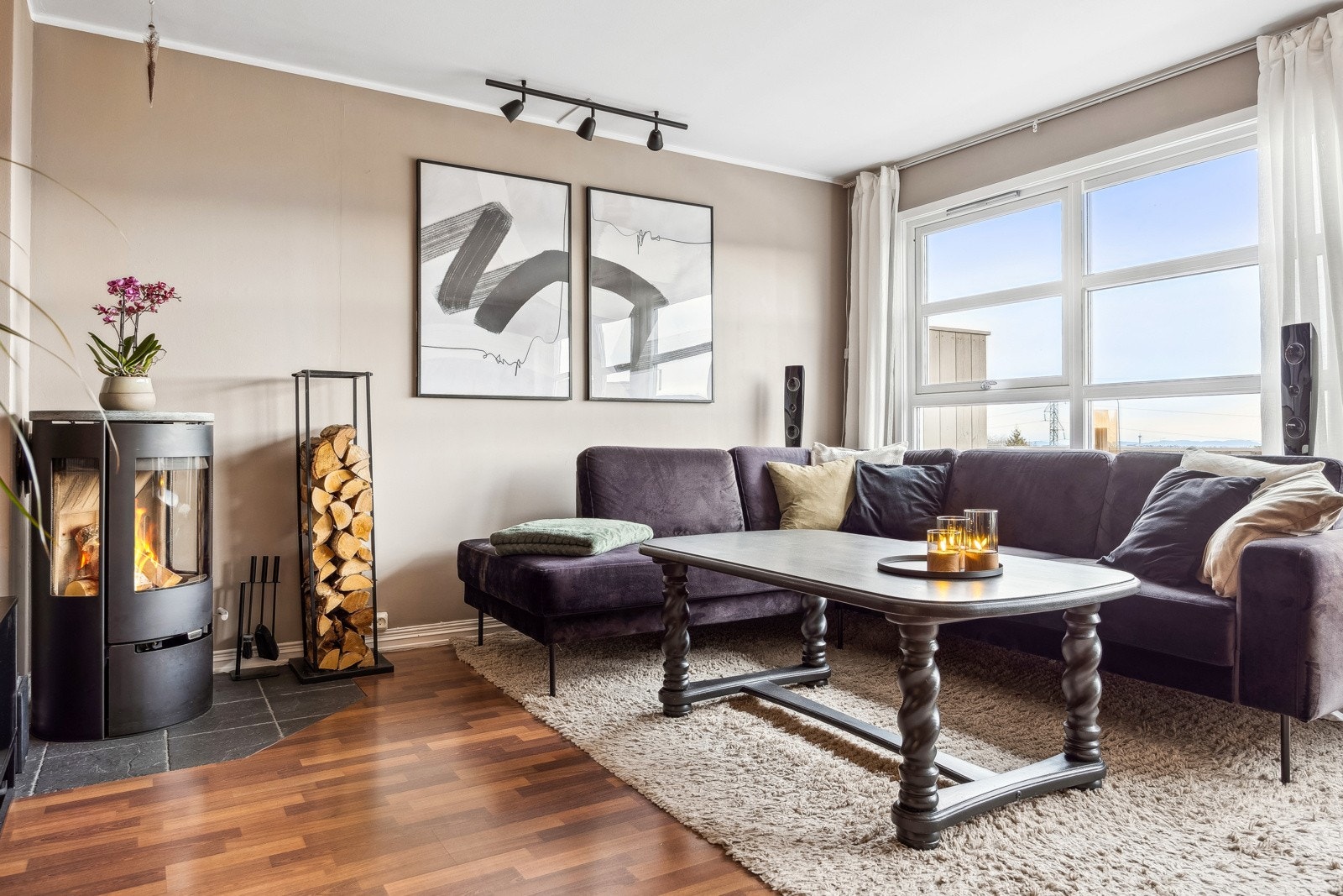 Leiligheten har elektrisk oppvarming og vedfyring. Galleribilde