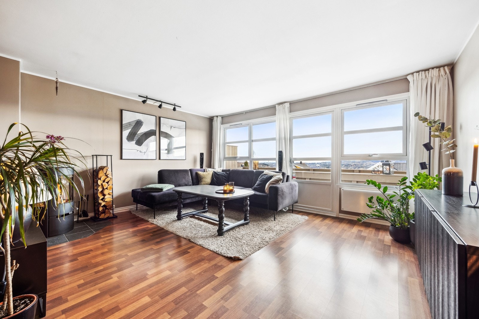 Fra stuen og balkongen er det fint utsikt over nabolaget. Galleribilde