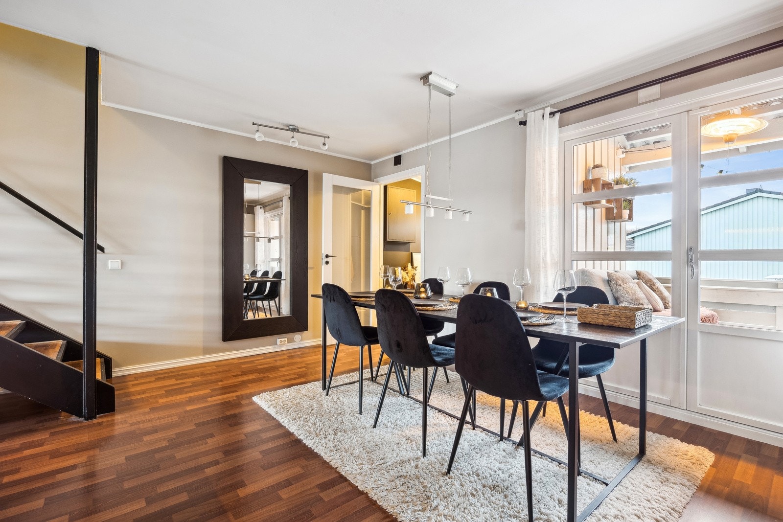 Nærheten mellom spisestuen og kjøkkenet gjør serveringen enkel og matlagingen sosial. Galleribilde