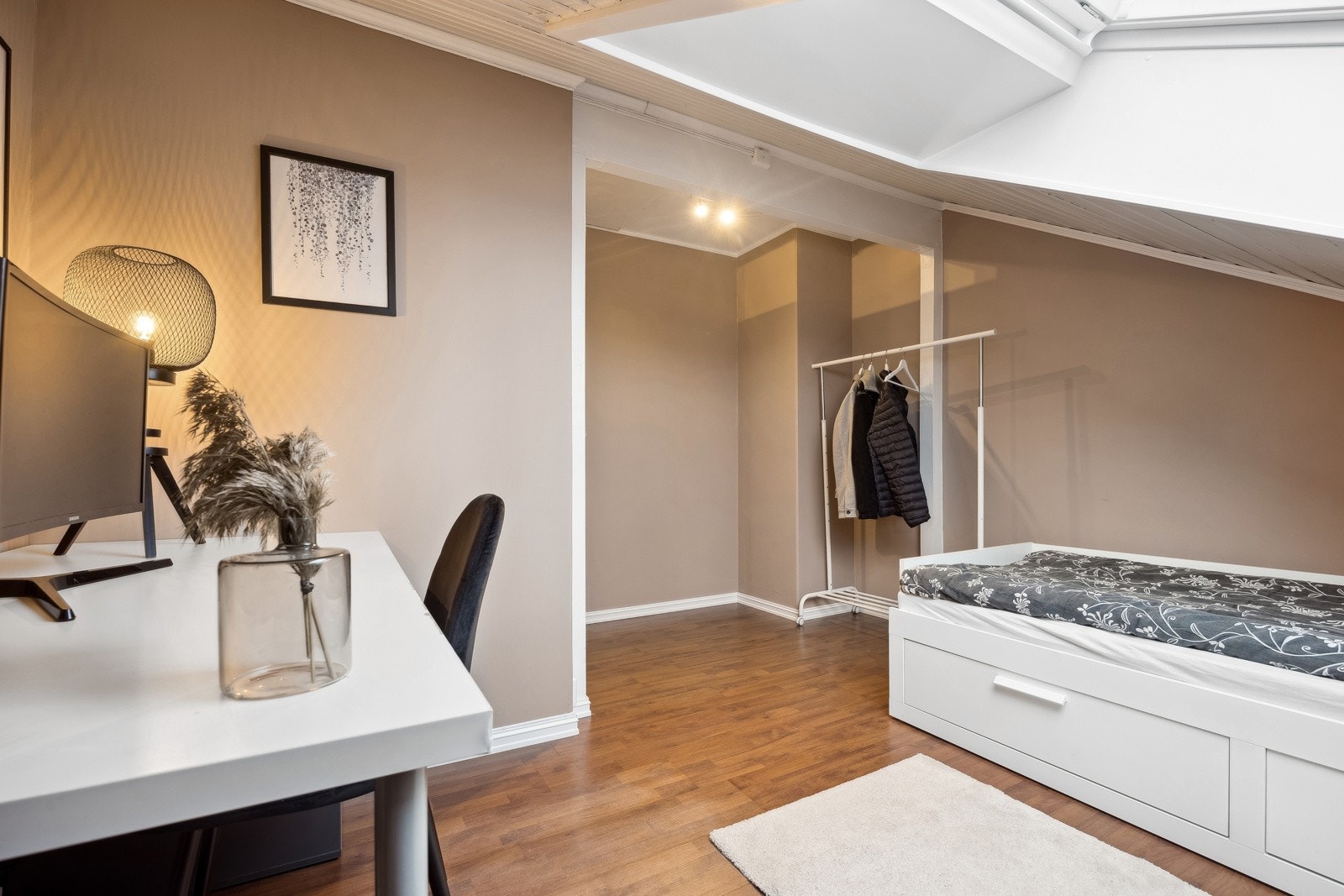 Dette rommet er ikke godkjent for varig opphold. Se avsnittet om ferdigattest/midlertidig brukstillatelse i salgsoppgaven for mer informasjon. Galleribilde