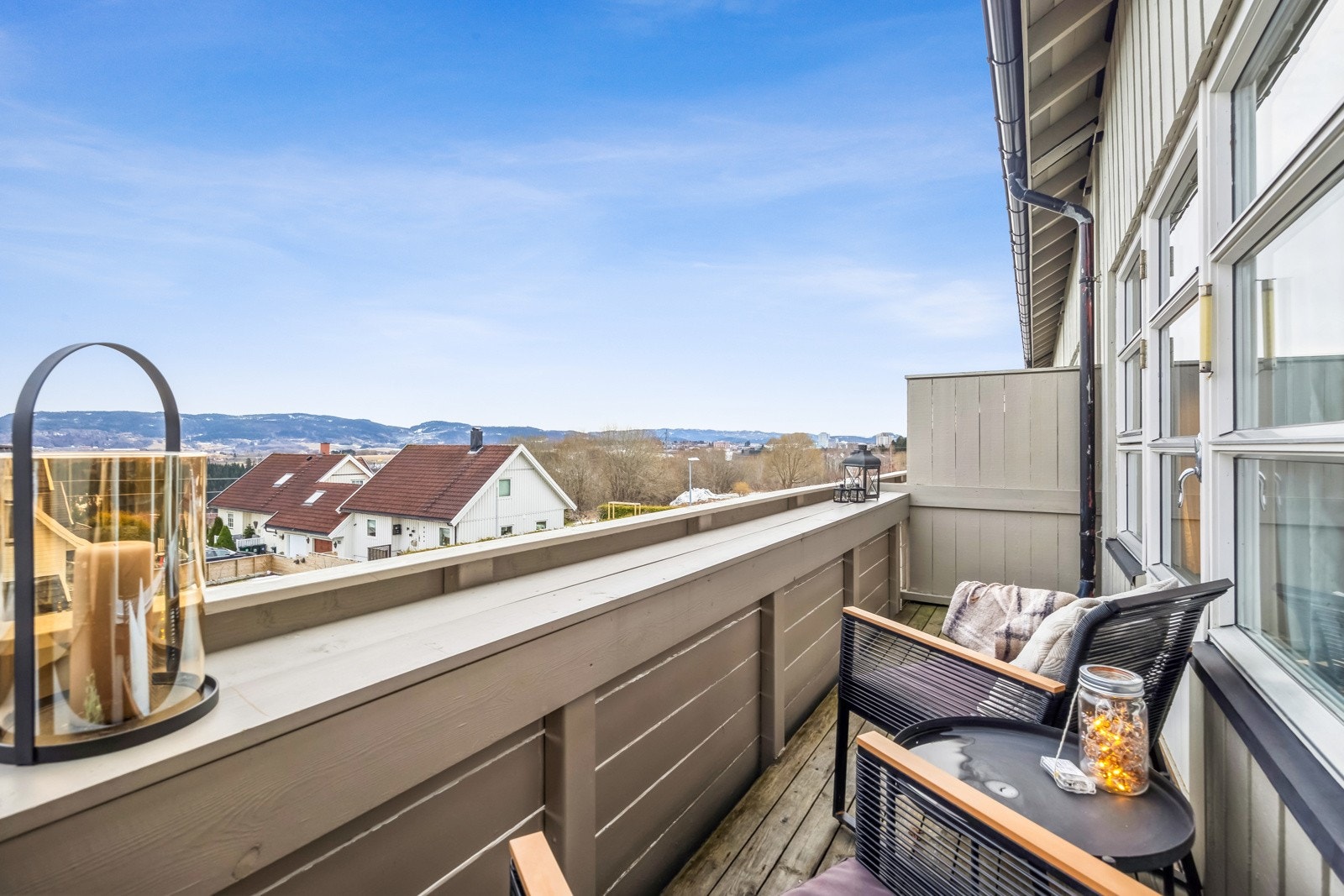 Uteplassen er 6 kvm med plass til koselige sitteplasser. Galleribilde