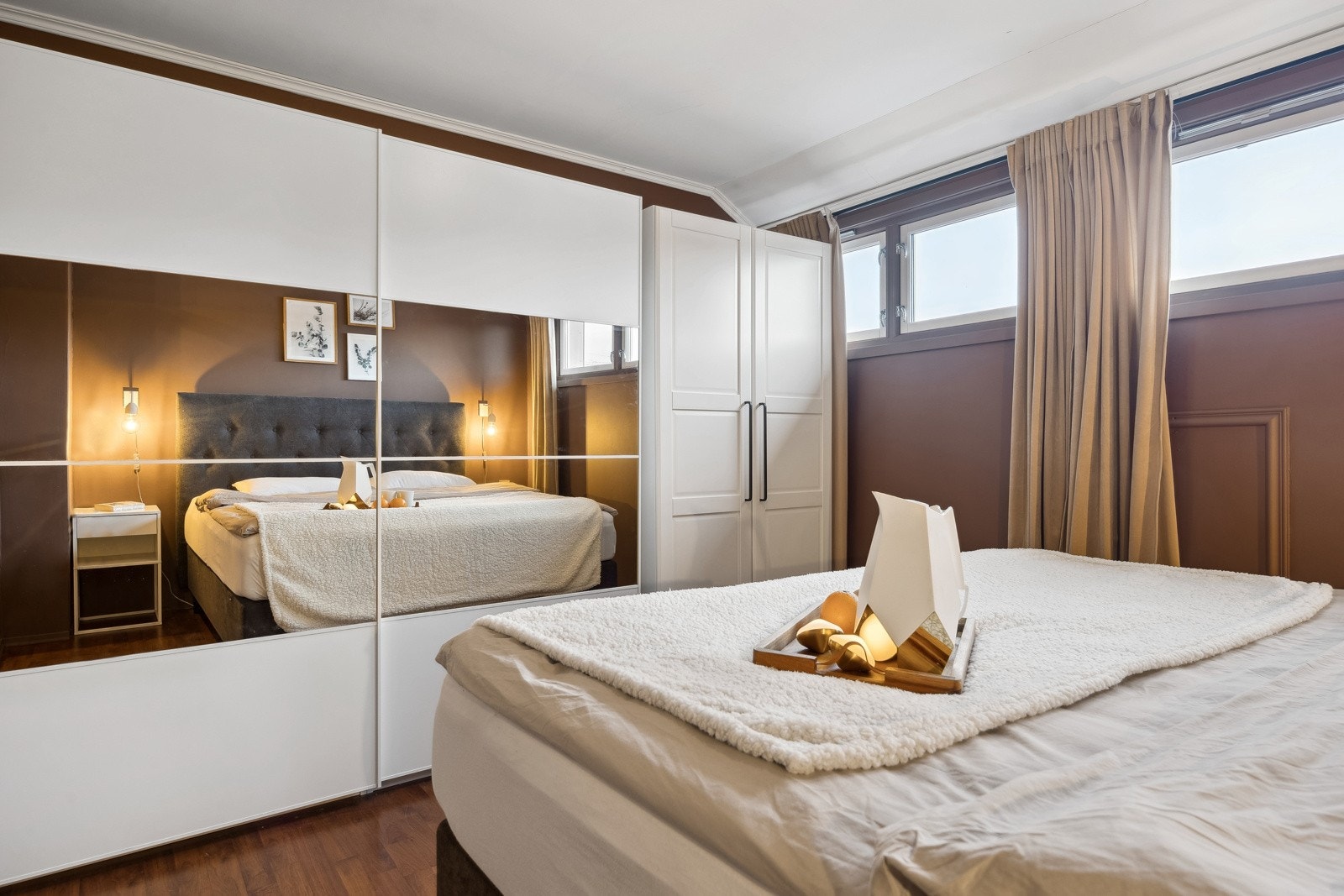 Soverommet har en stor skyvedørsgarderobe med speilfronter. Galleribilde