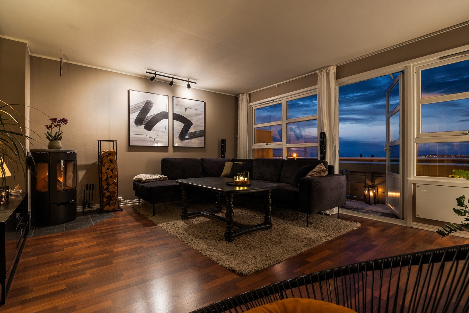 Leiligheten har en innbydende stue med lun atmosfære. Stuen byr på god møbleringsfrihet med en gulvflate på ca. 22 kvm. Galleribilde