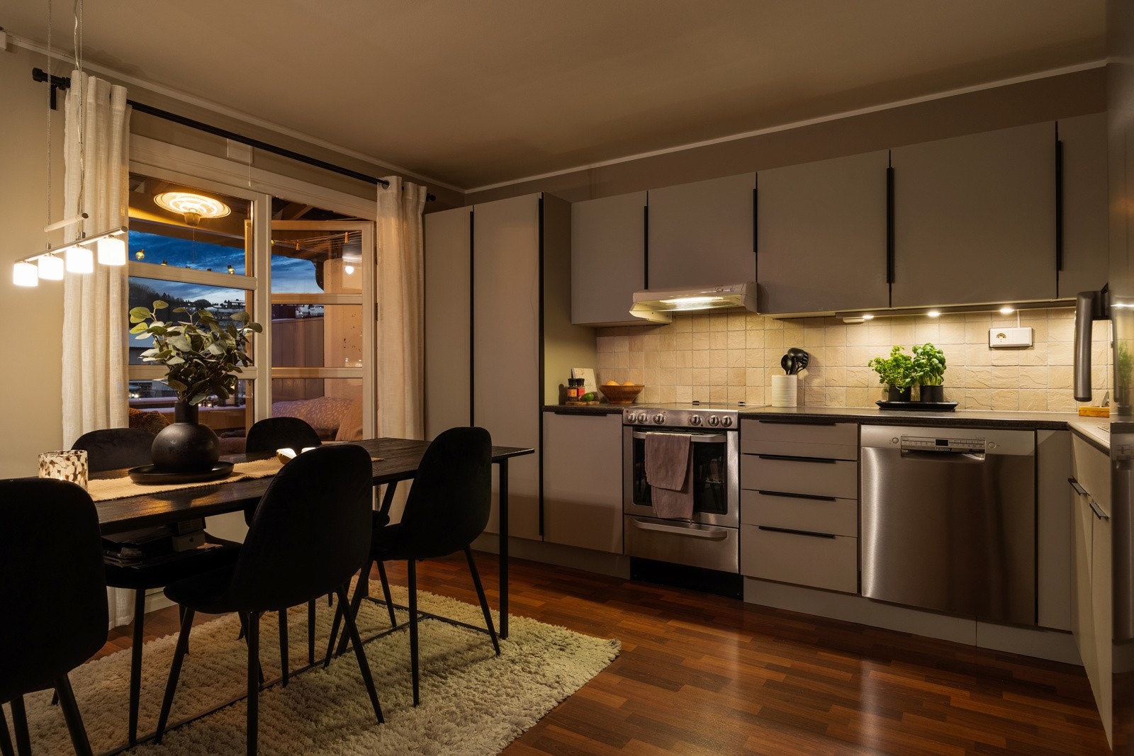 Dette er en godt velholdt andelsleilighet beliggende i et rolig og barnevennlig område. Galleribilde