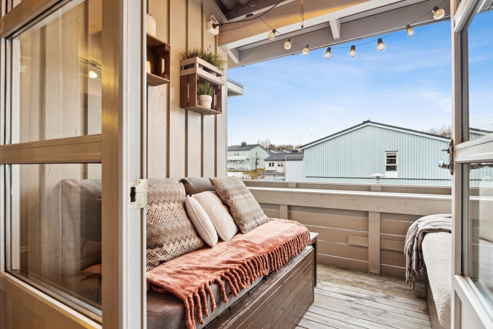 Ved kjøkkenet er det utgang til leilighetens andre balkong på 6 kvm. Galleribilde