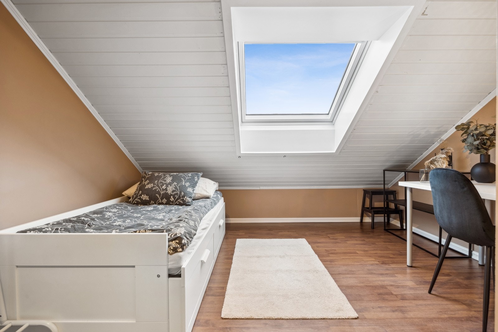 Det andre rommet i loftetasjen måler 16 kvm og har et takvindu. Galleribilde