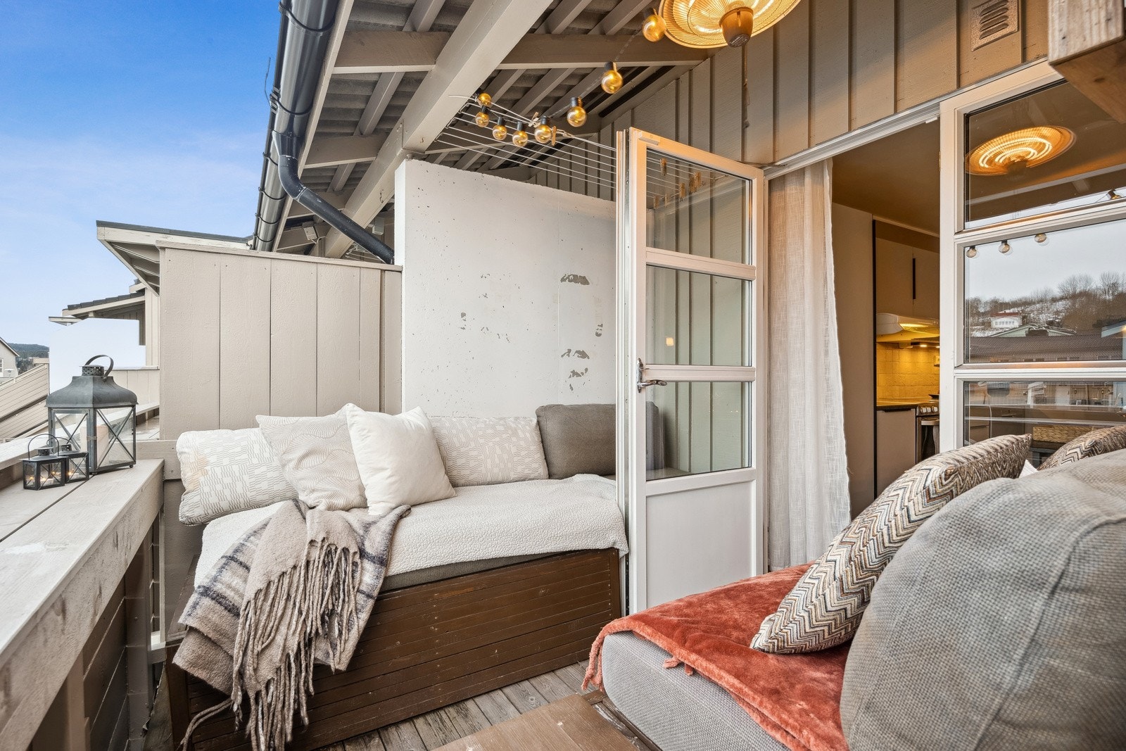 Dette er en solrik balkong hvor du fra kl. 13:00 til solnedgang. Galleribilde