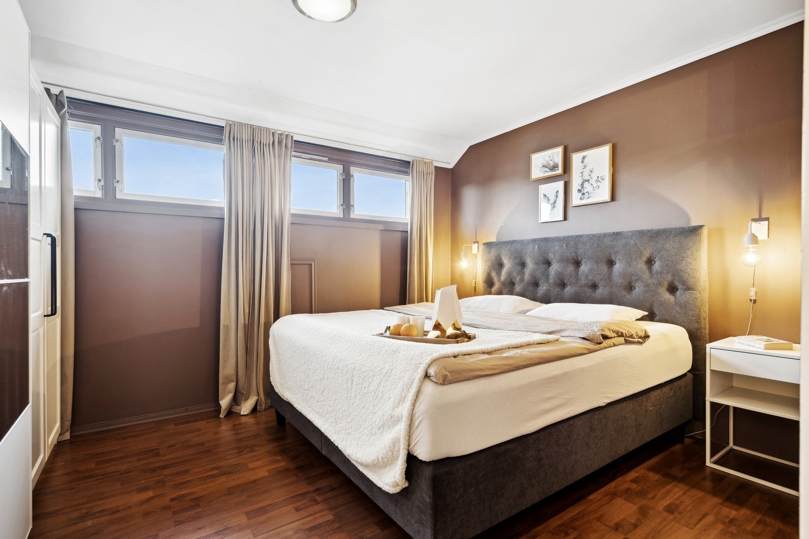 Hovedsoverommet er på 12 kvm, malt i moderne fargeroner. Galleribilde