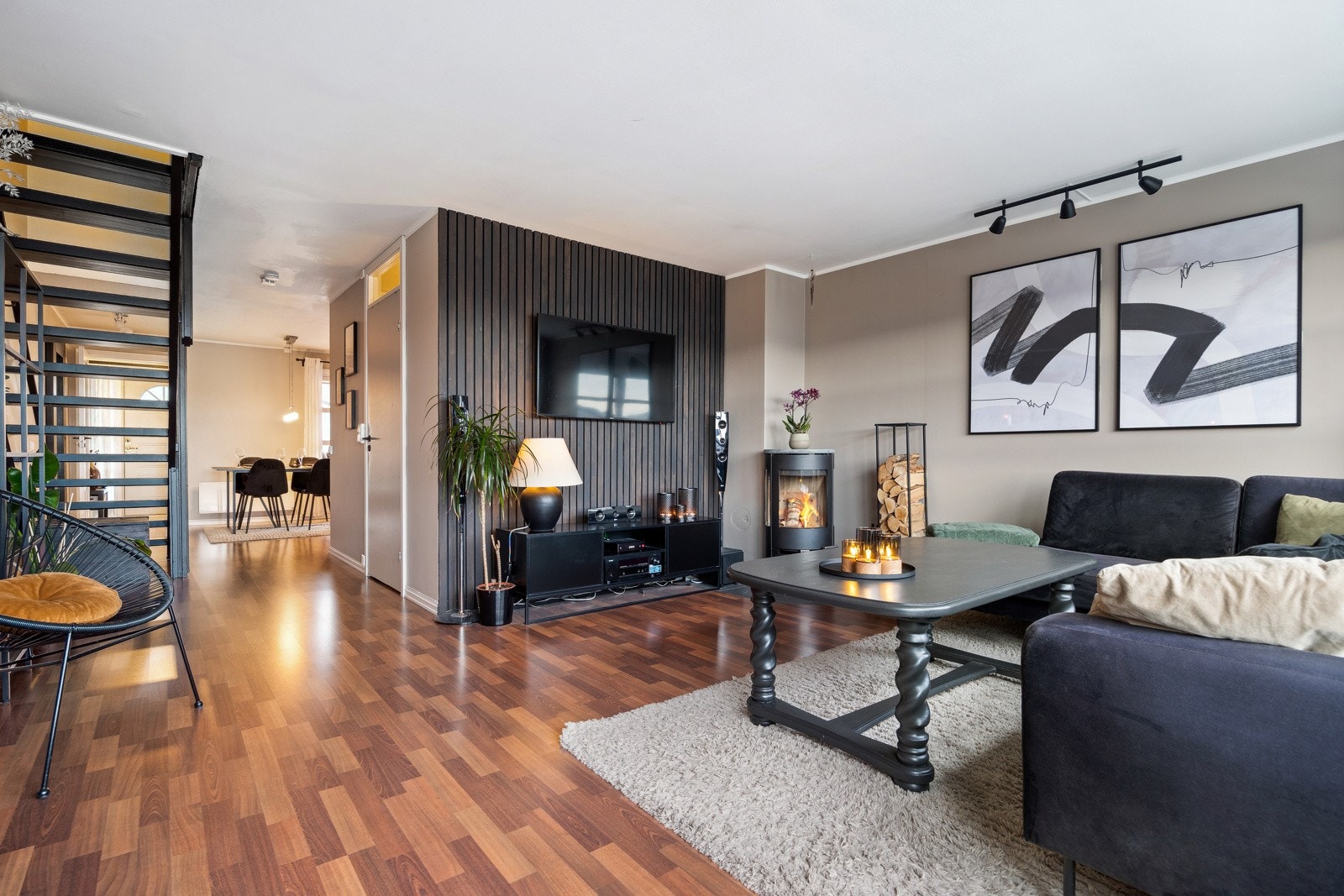 Stuen ble ble malt i 2023 og de moderne fargevalgene gjør leiligheten smakfull og moderne. Galleribilde