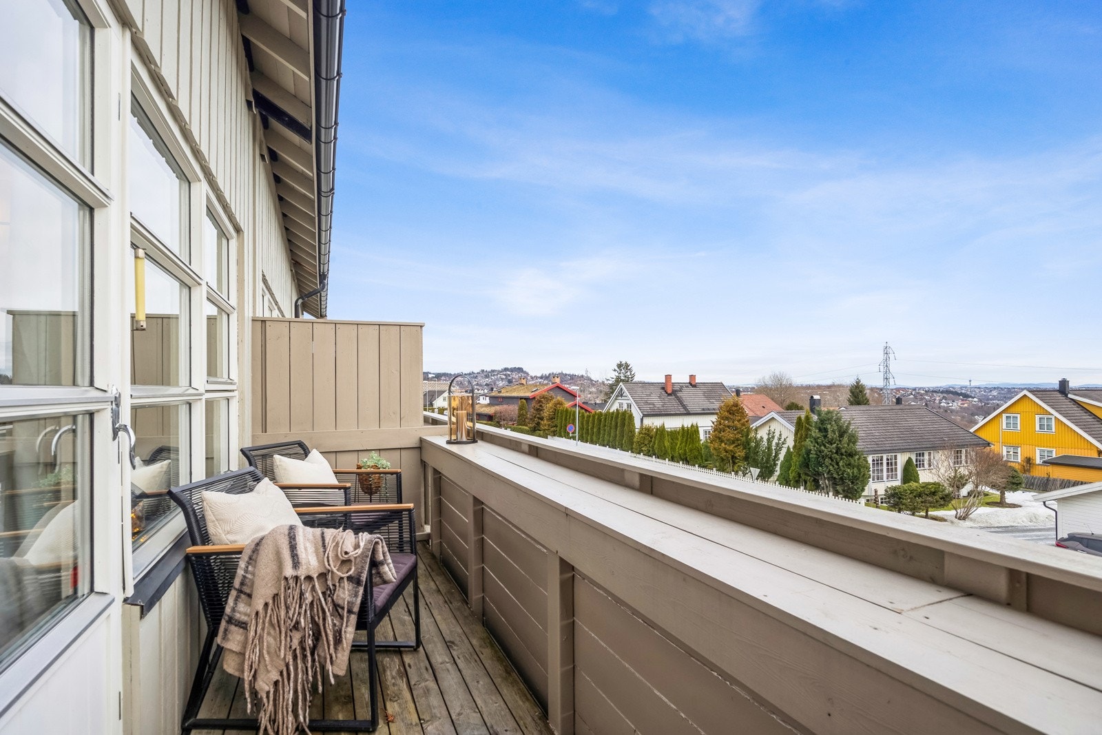 Balkongen utenfor stuen gir en fin forlengelse av rommet på svale sommerkvelder. Galleribilde