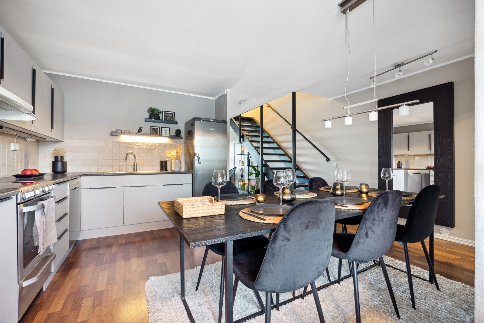 Kjøkkenet har innredning med glatte fronter og benkeplate av laminat. Galleribilde