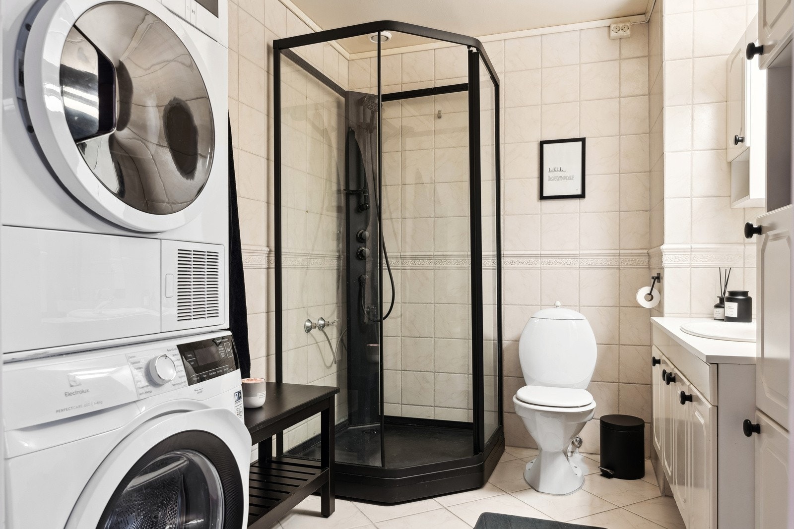 På badet er det installert et dusjkabinett fra 2023. Galleribilde