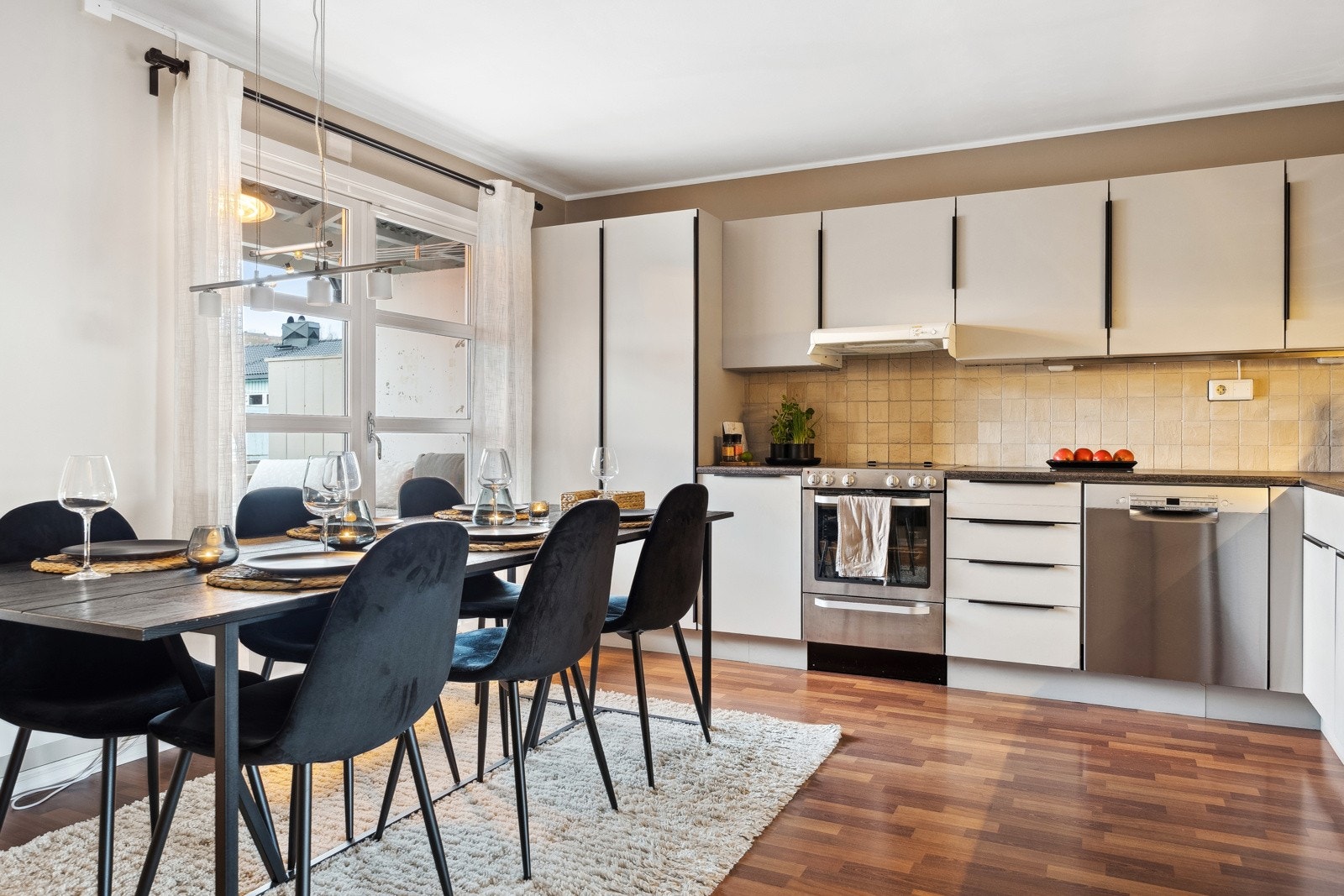 Kjøkkenet er er på hele 19 kvm og byr på god skap- og benkeplass med ny-monterte hyller. Galleribilde