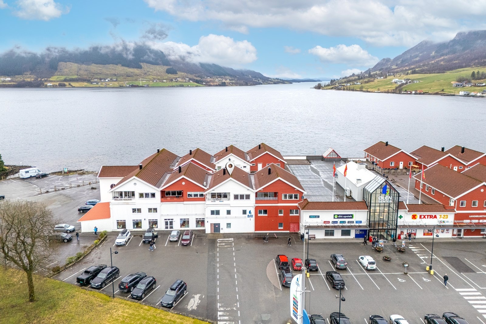 Sjoargata 100 er en praktisk og lettstelt 3-roms selveierleilighet med sentral og idyllisk beliggenhet ved Ølensjøen. Galleribilde