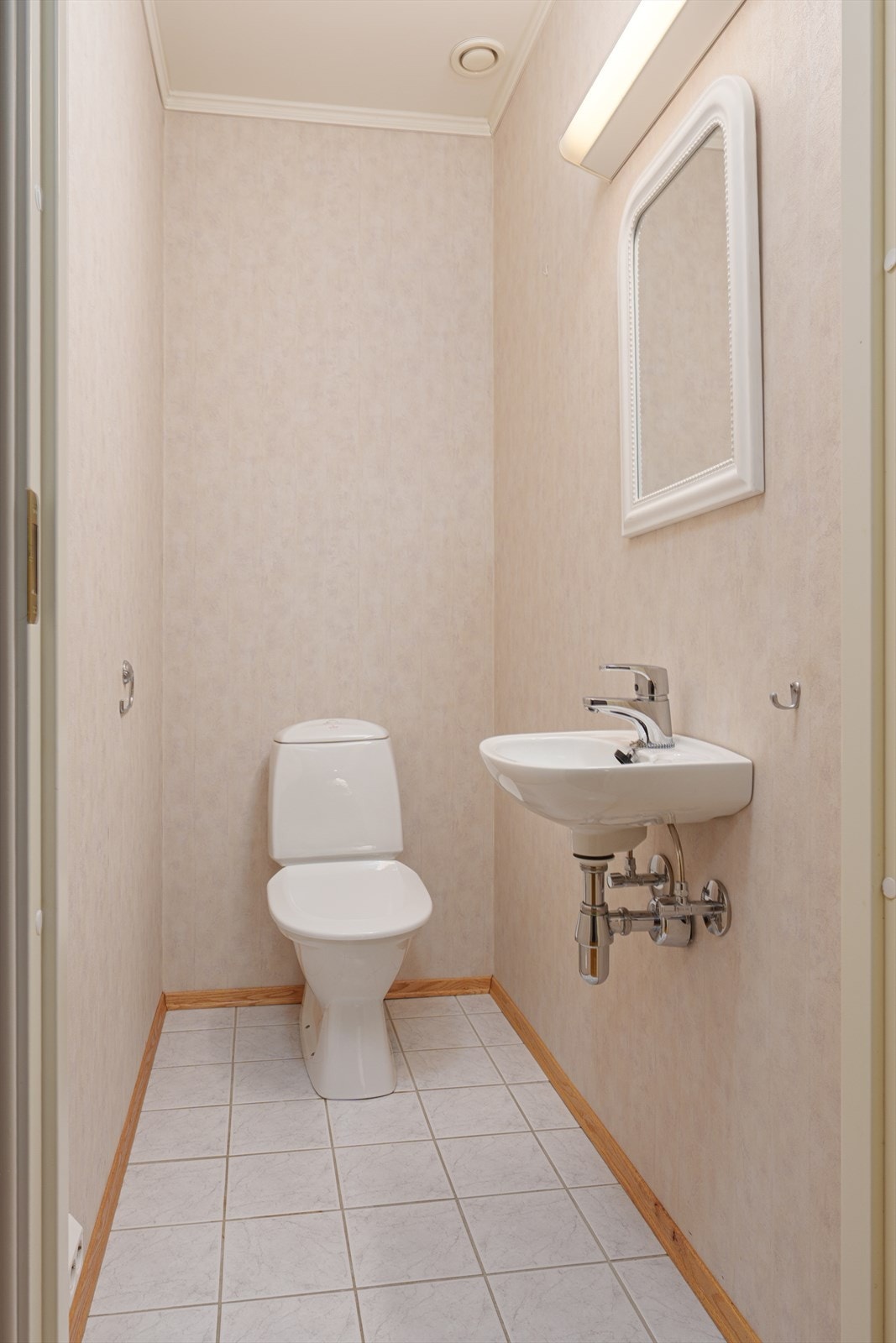 Gjeste-WC med toalett og vask. Galleribilde