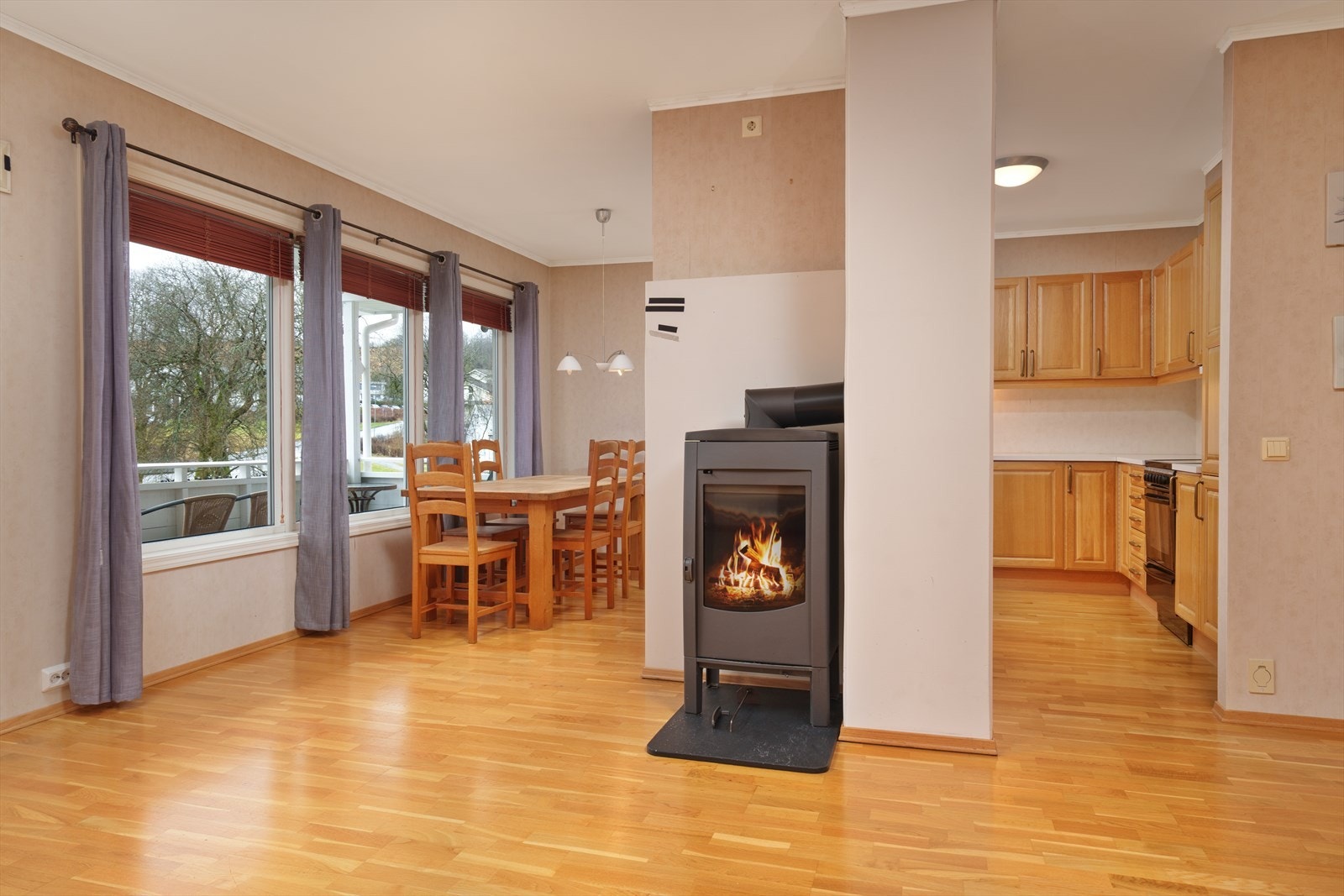 Det er både peisovn og varmepumpe i rommet (luft til luft). Peisovnen gir hygge og varme på kalde dager, og varmepumpen skaper en jevn og behagelig temperatur. Galleribilde