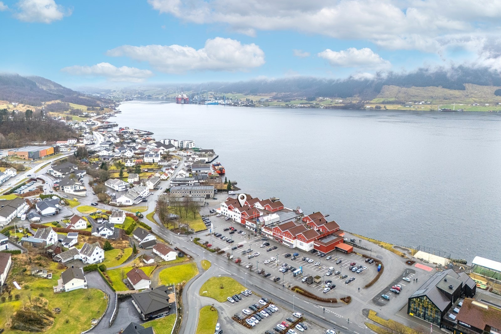 Ølen er et flott utgangspunkt for mange av Vestlandets vakreste naturperler, med gode muligheter for dagsturer til blant annet Hardanger (ca 1 times kjøring), Trolltunga, Etnefjellene (ca. 30 min), Folgefonna og Buerbreen. Galleribilde