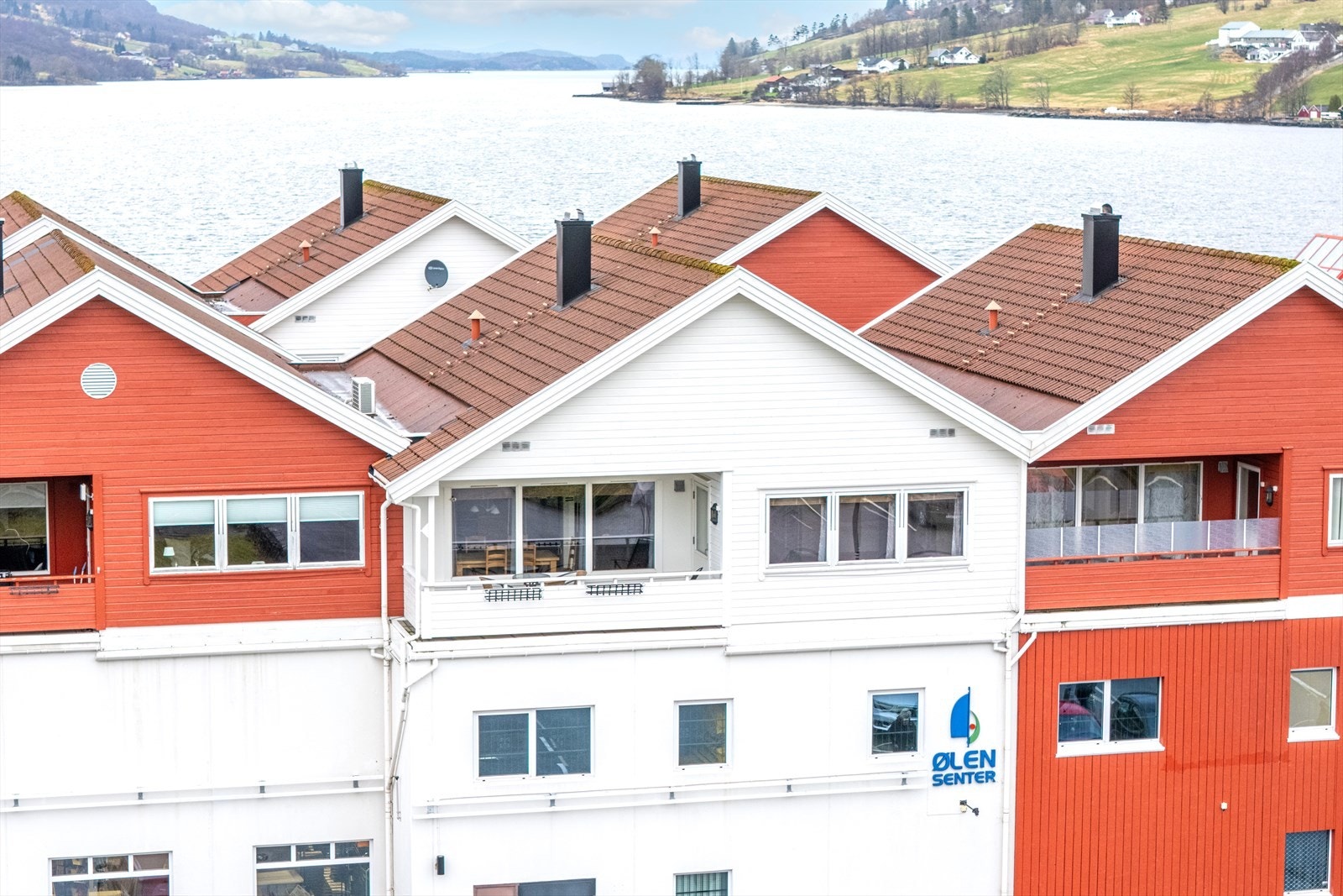 Leiligheten ligger i byggets 2. etasje og inneholder entré, stue/spisestue/kjøkken, bad/vaskerom, toalettrom og 2 soverom. Galleribilde