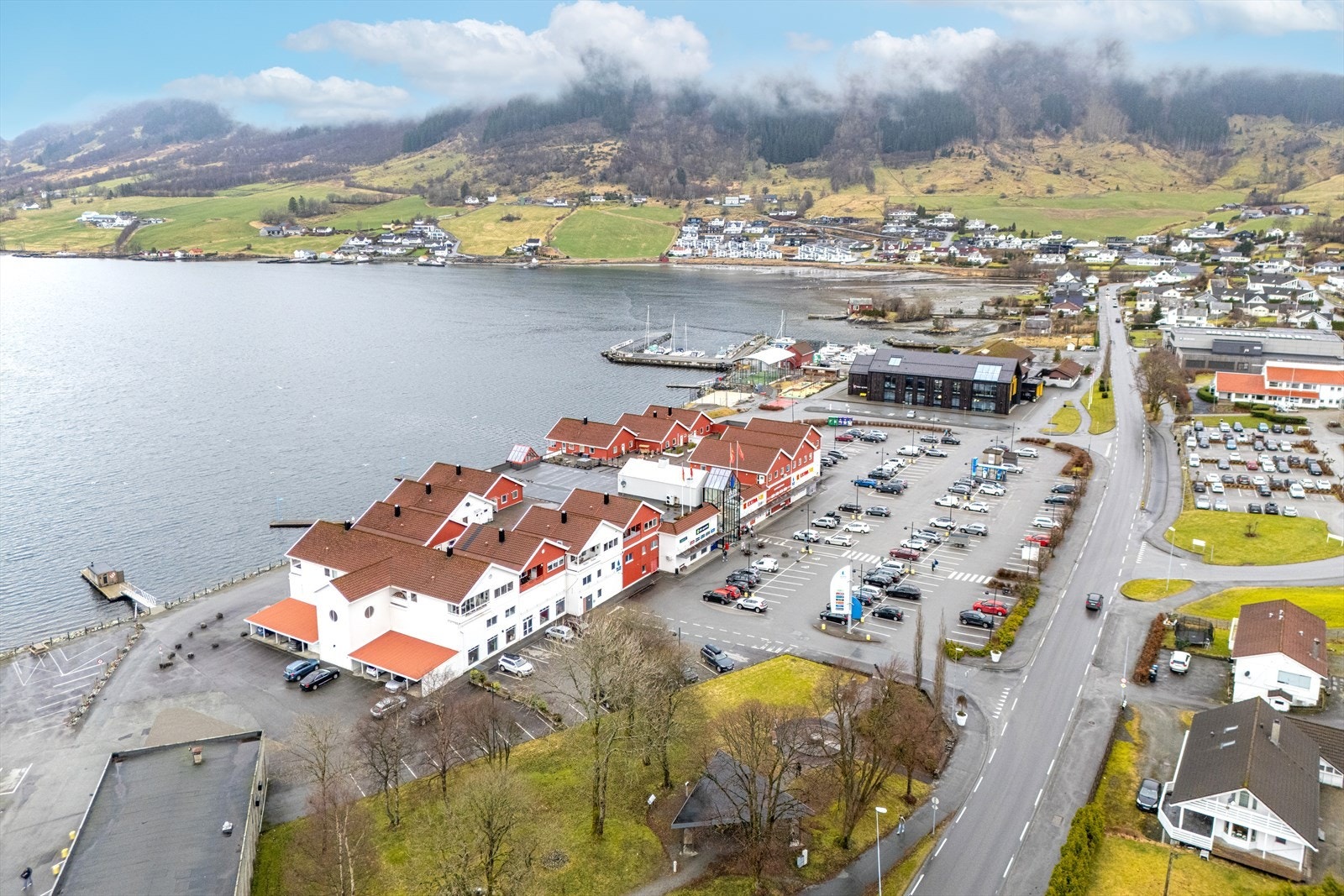 I Vindafjord er det gode fiskemuligheter både i sjø og ferskvann. Her finner du en av Norges beste lakseelver, merkede turstier og mange fantastiske toppturer. Galleribilde