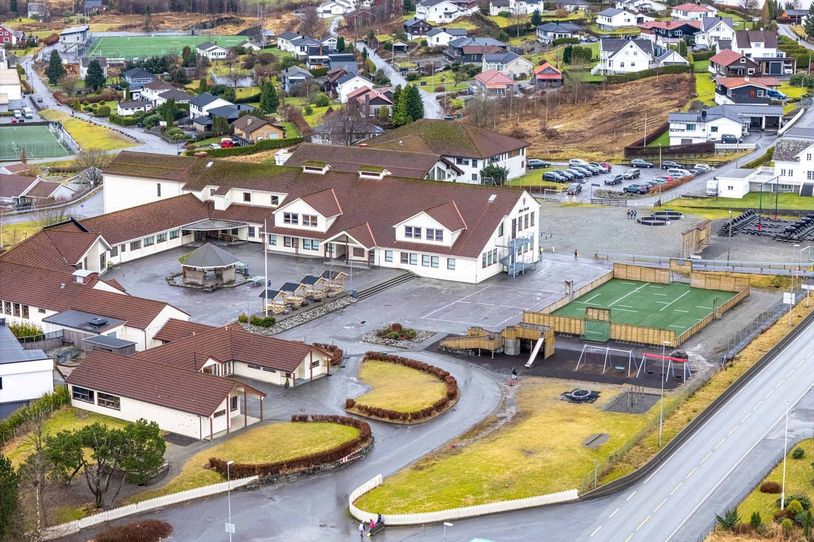 Det er også kort gangavstand til Ølensjø FUS barnehage, Ølen skole (1.-10. klasse), Ølen VGS, populære Ølen Møbel, idrettsanlegg med hall og badeanlegg. Galleribilde