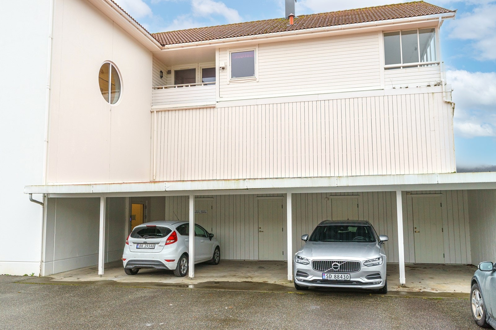 I tillegg disponerer leiligheten 1 carport med bod, samt 1 parkeringsplass på tomten. Galleribilde