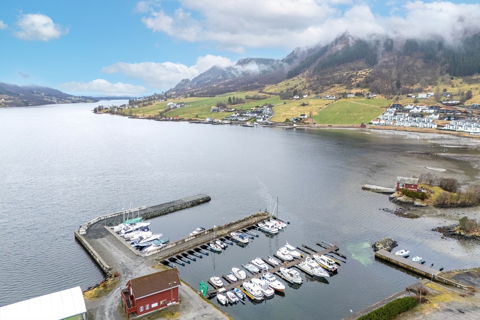 På sommerstid er det flere flotte badeplasser ved fjorden. Om vinteren kan man besøke Fjellstøl/Olalia skianlegg med lysløyper eller alpinanlegg en kort kjøretur unna i Røldal/Sauda. Galleribilde