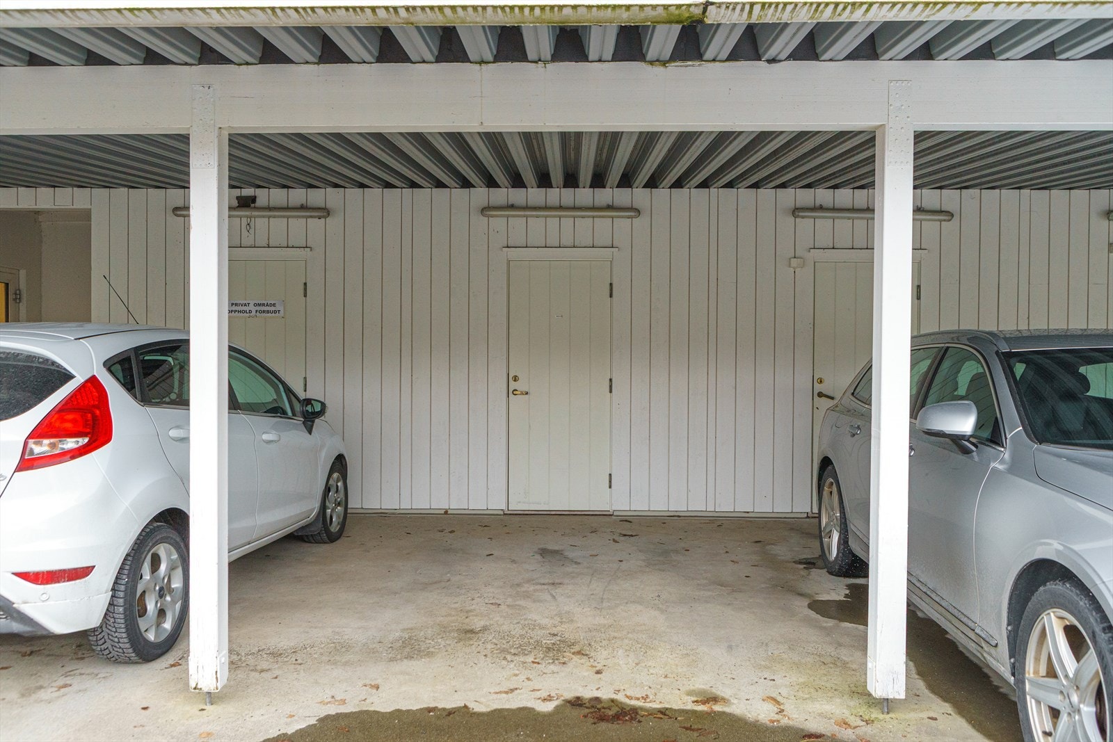 Ved carporten er det en praktisk bod på ca 4 m2. Galleribilde