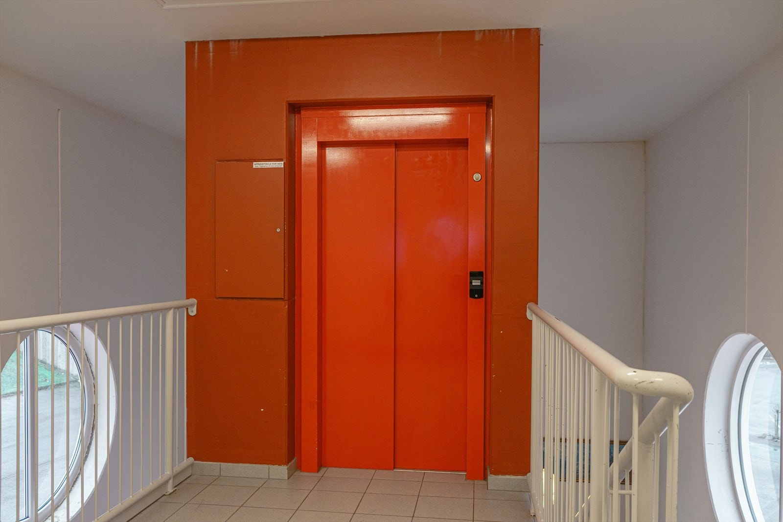 Det er heis i bygget som tar deg enkelt opp til leilighetsplan. Galleribilde