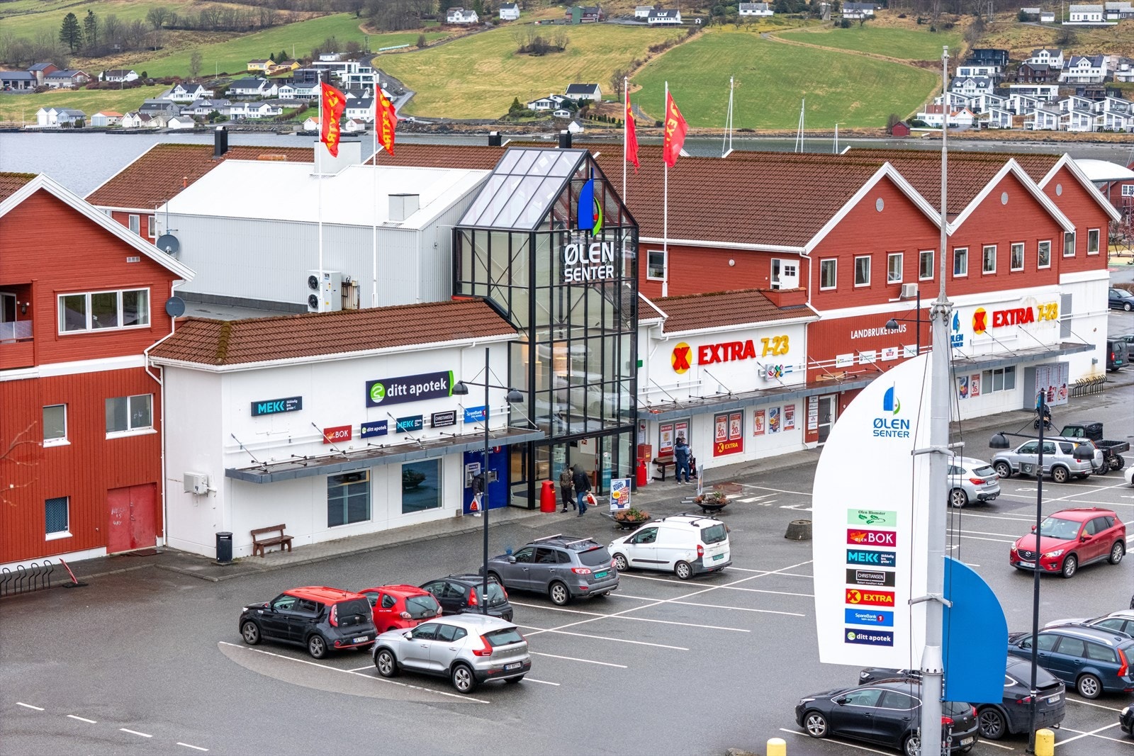 På Ølen senter er det Extra matbutikk med post i butikk, apotek, MEKK, Ringo leker, Ølen bok og papir, bank, konditori m.m Galleribilde