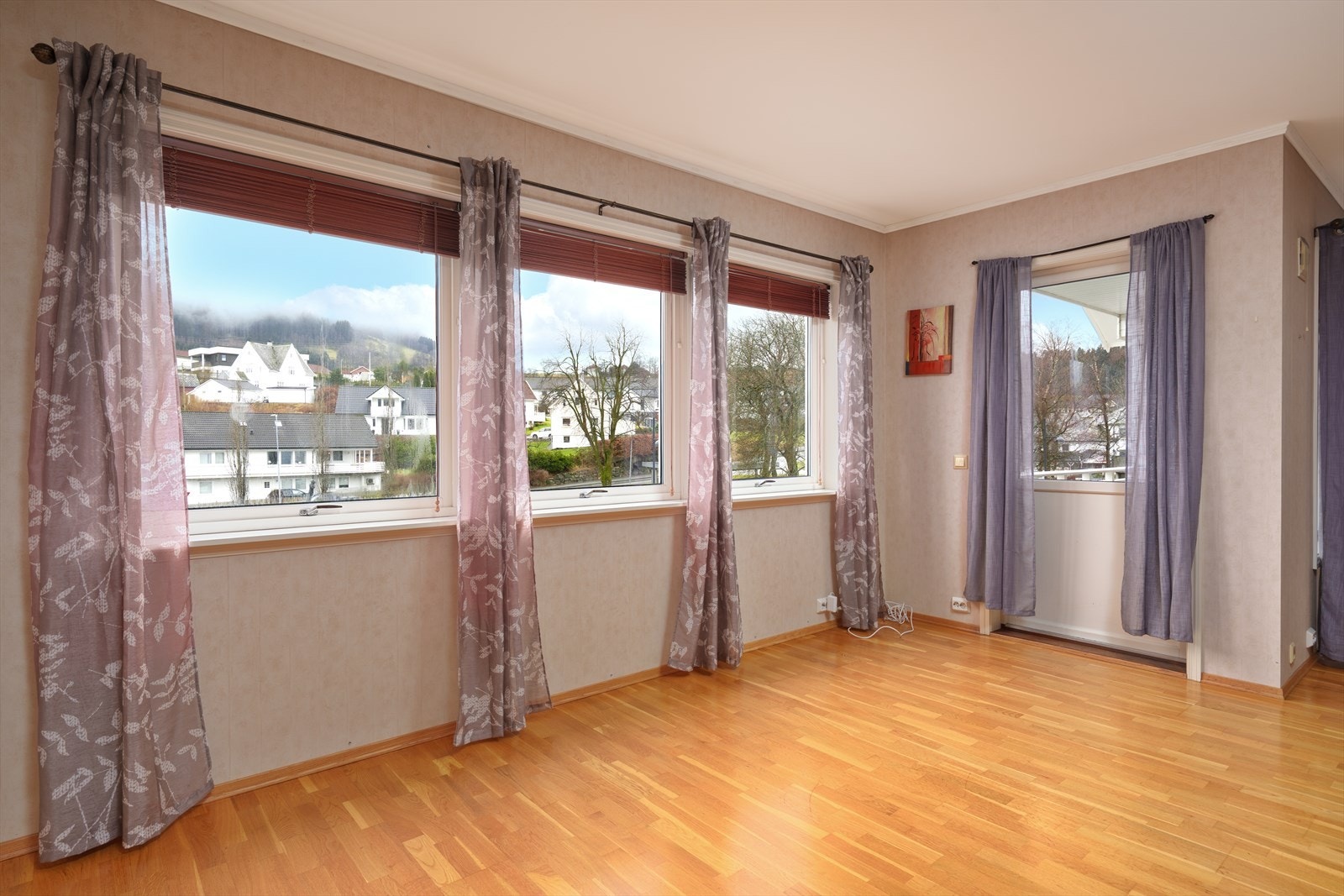 Fra stuen er det utgang til en hyggelig veranda med fint utsyn mot nærområdet og gode solforhold! Galleribilde
