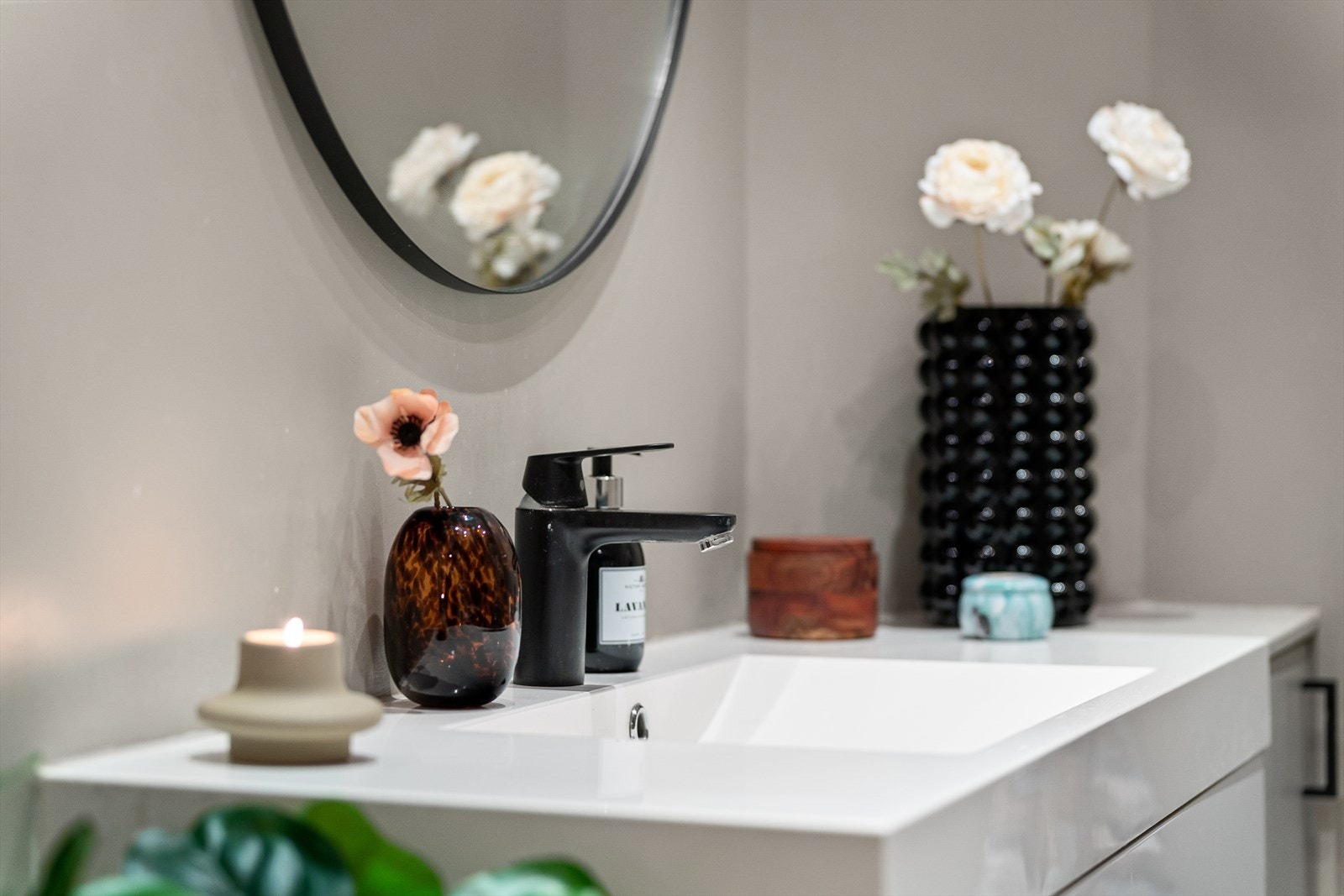 Badet ble modernisert i 2021 med ny baderomsinnredning, sparklede/pussede overflater og sanitærinstallasjoner. Galleribilde