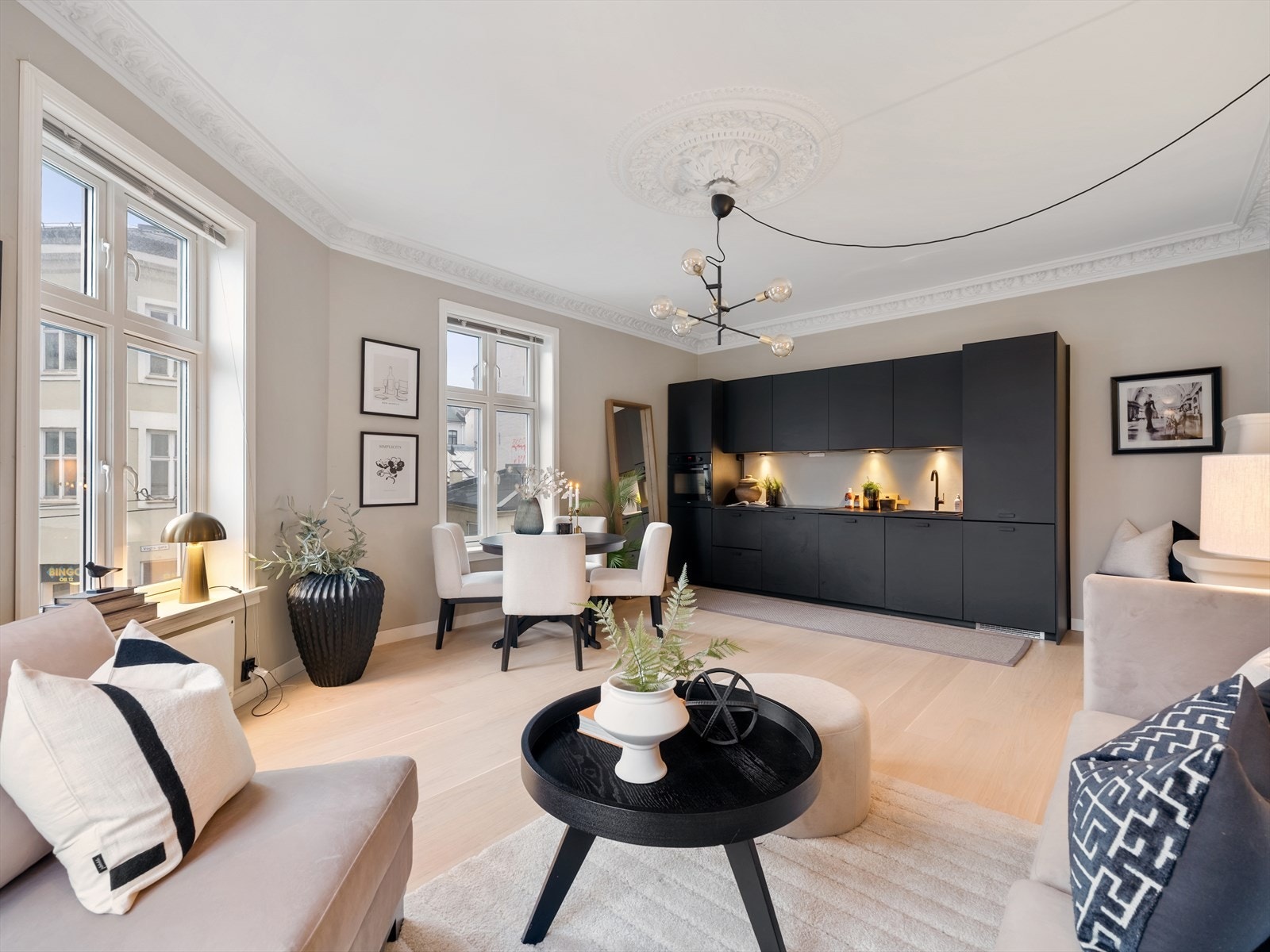 Den åpne løsningen sikrer god utnyttelse av arealet i boligen og skaper et hyggelig og sosialt oppholdsrom. Galleribilde