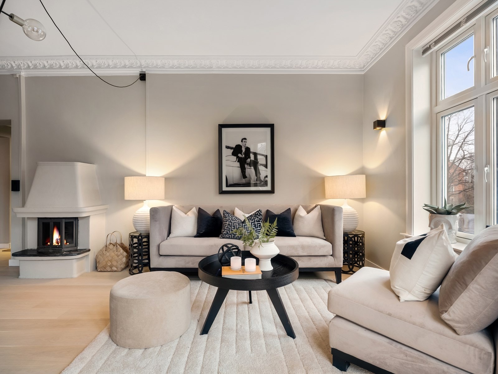 Lys og luftig stue med gode møbleringsmuligheter, og muligheter for å møblere i ulike soner. Galleribilde