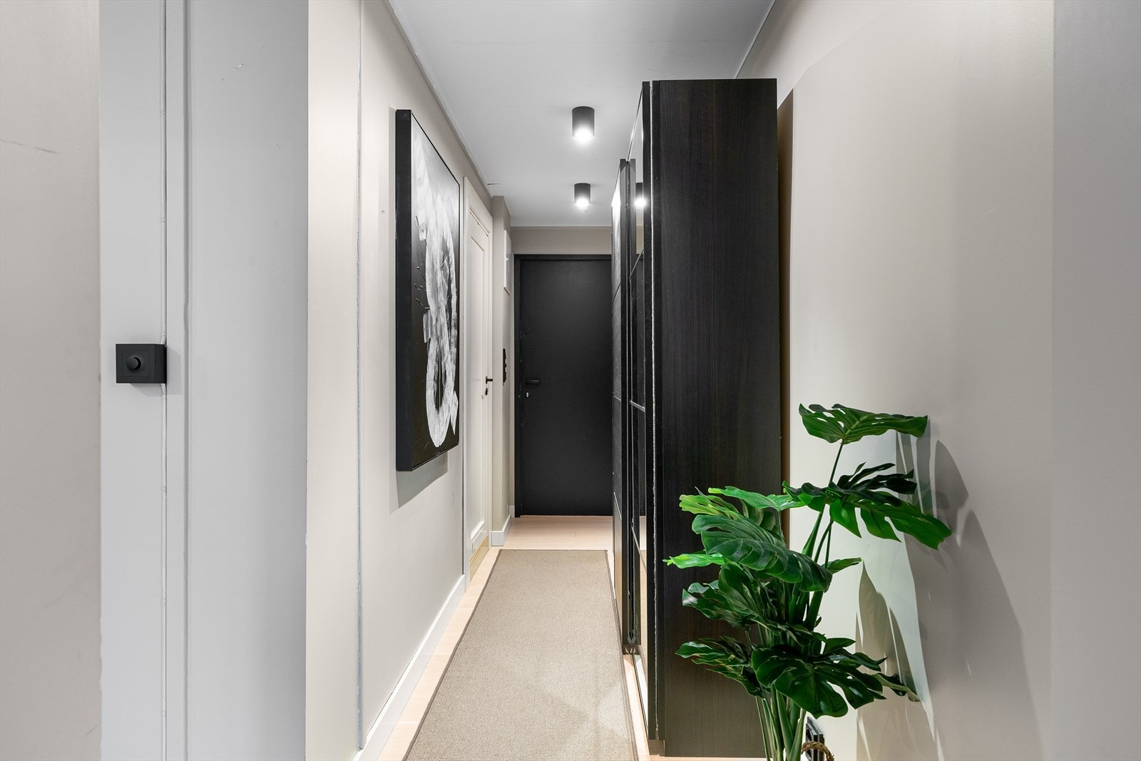 Lys og innbydende entré som gir et godt førsteinntrykk av leiligheten. Galleribilde