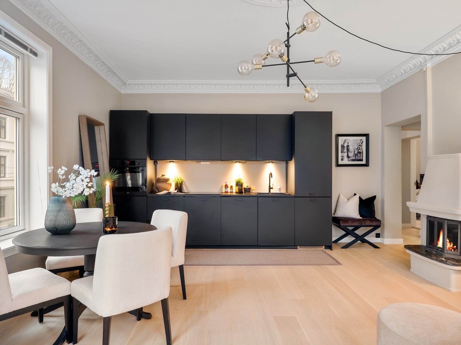 Leiligheten har et delikat og stilrent IKEA-kjøkken fra 2021. Galleribilde