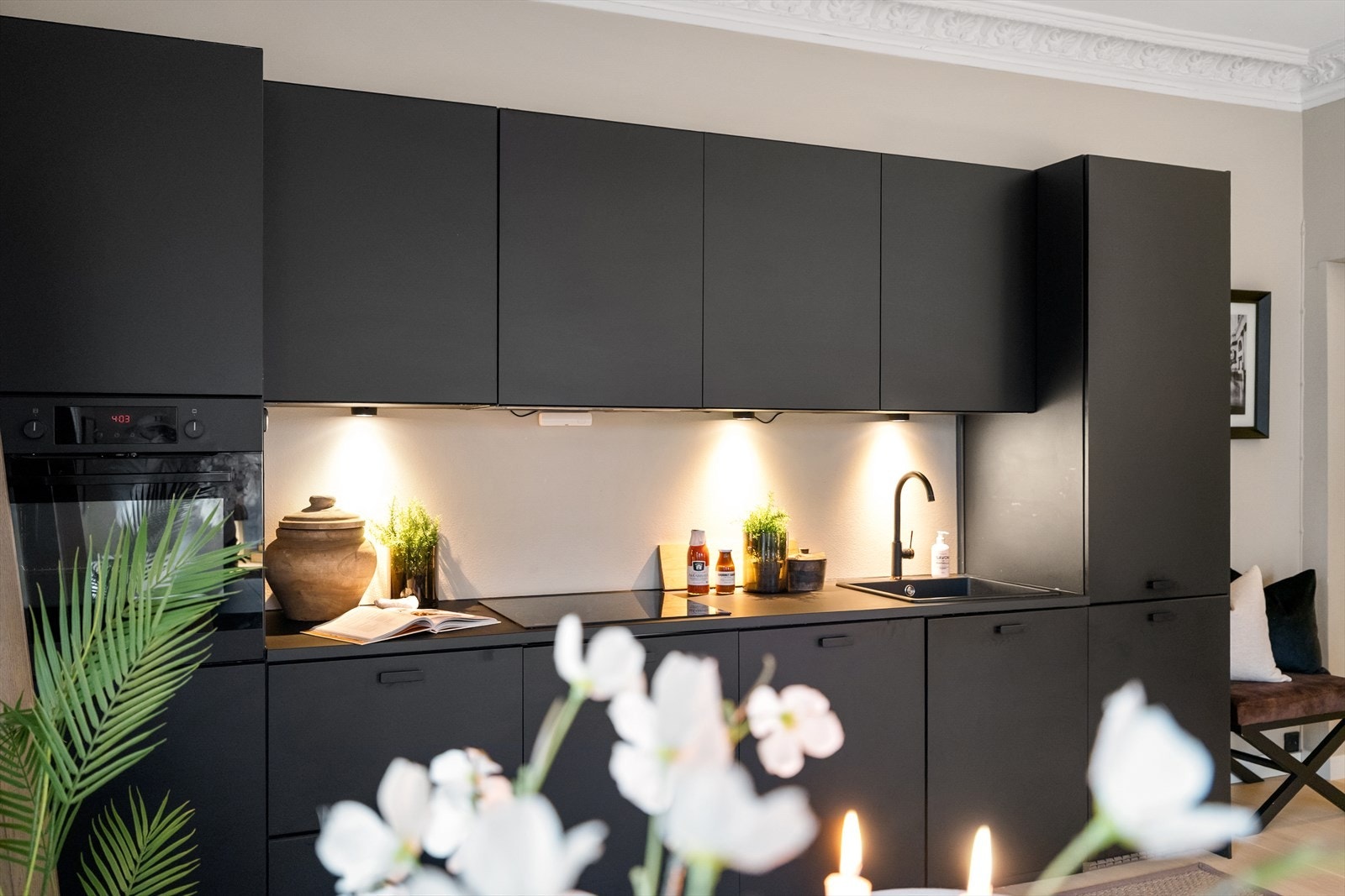 Kjøkkenet er innredet og designet med tanke på funksjonalitet og har godt med skapplass. Galleribilde