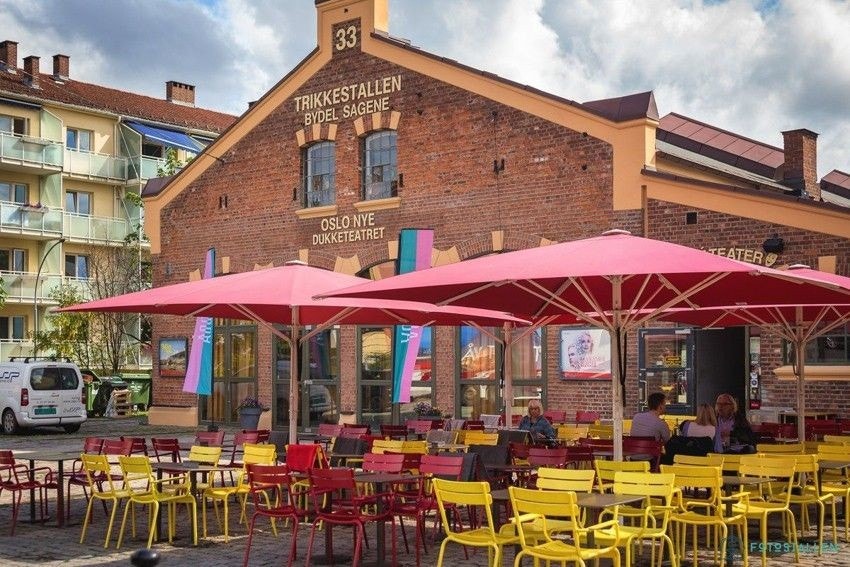 Området byr på en rekke restauranter, caféer og butikker. Galleribilde