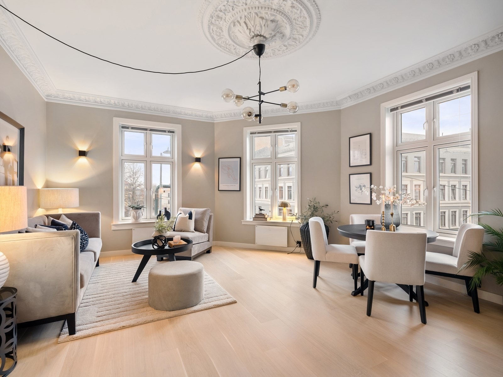 Stuen er romslig og lys, med store vindusflater som gir et fantastisk lysinnslipp og en åpen, luftig følelse. Galleribilde