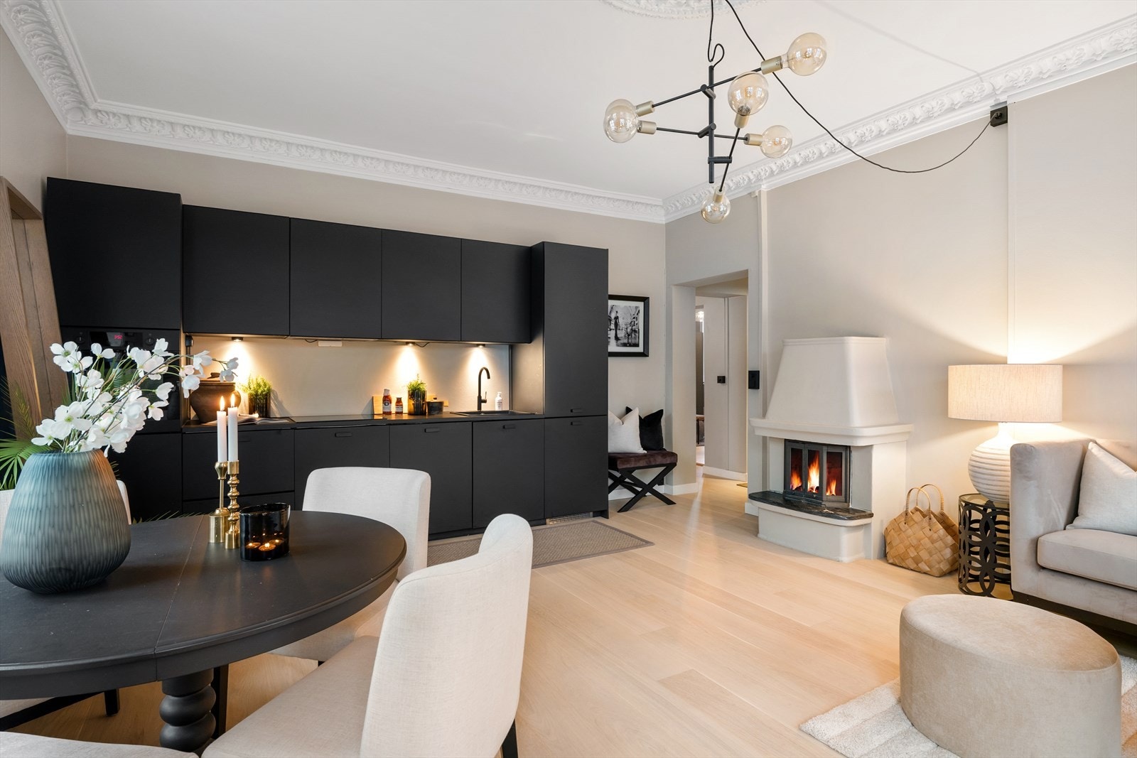 Romslig sosial sone - ypperlig for sosiale sammenkomster. Stuen har også en flott peis. Pipeløp ble rehabilitert i 2013. Galleribilde