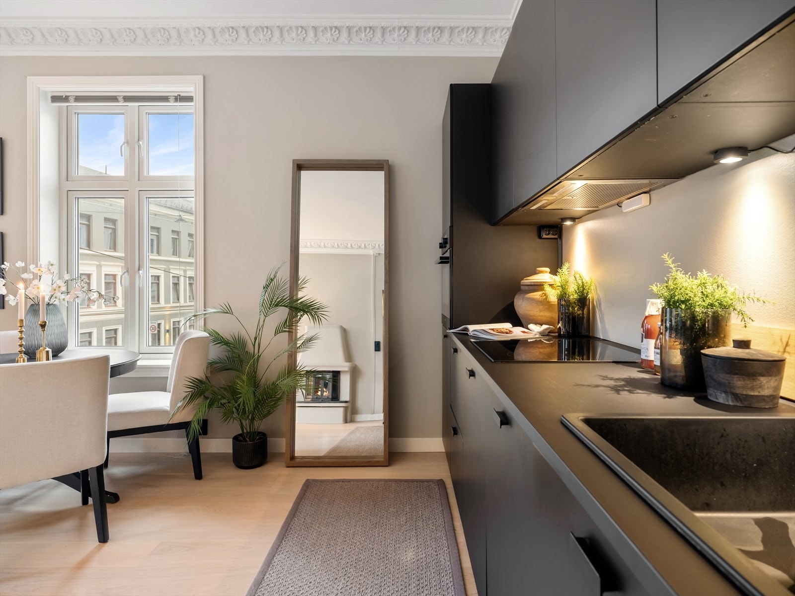 Kjøkkeninnredning med glatte fronter, samt belysning under overskap. Galleribilde